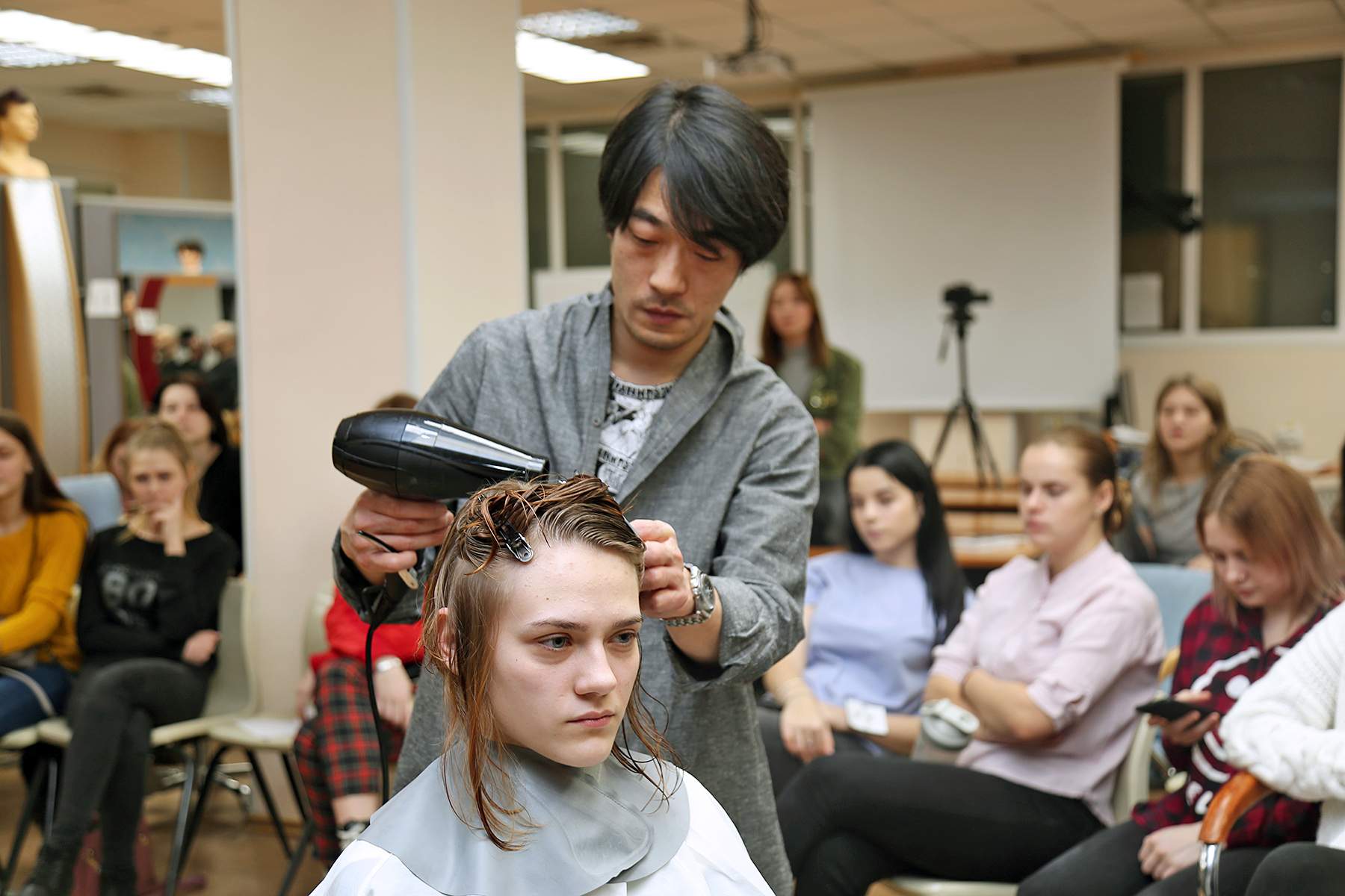 Международный проект: парикмахер из Японии Ешихиро Мицумори учит студентов ВГУЭС