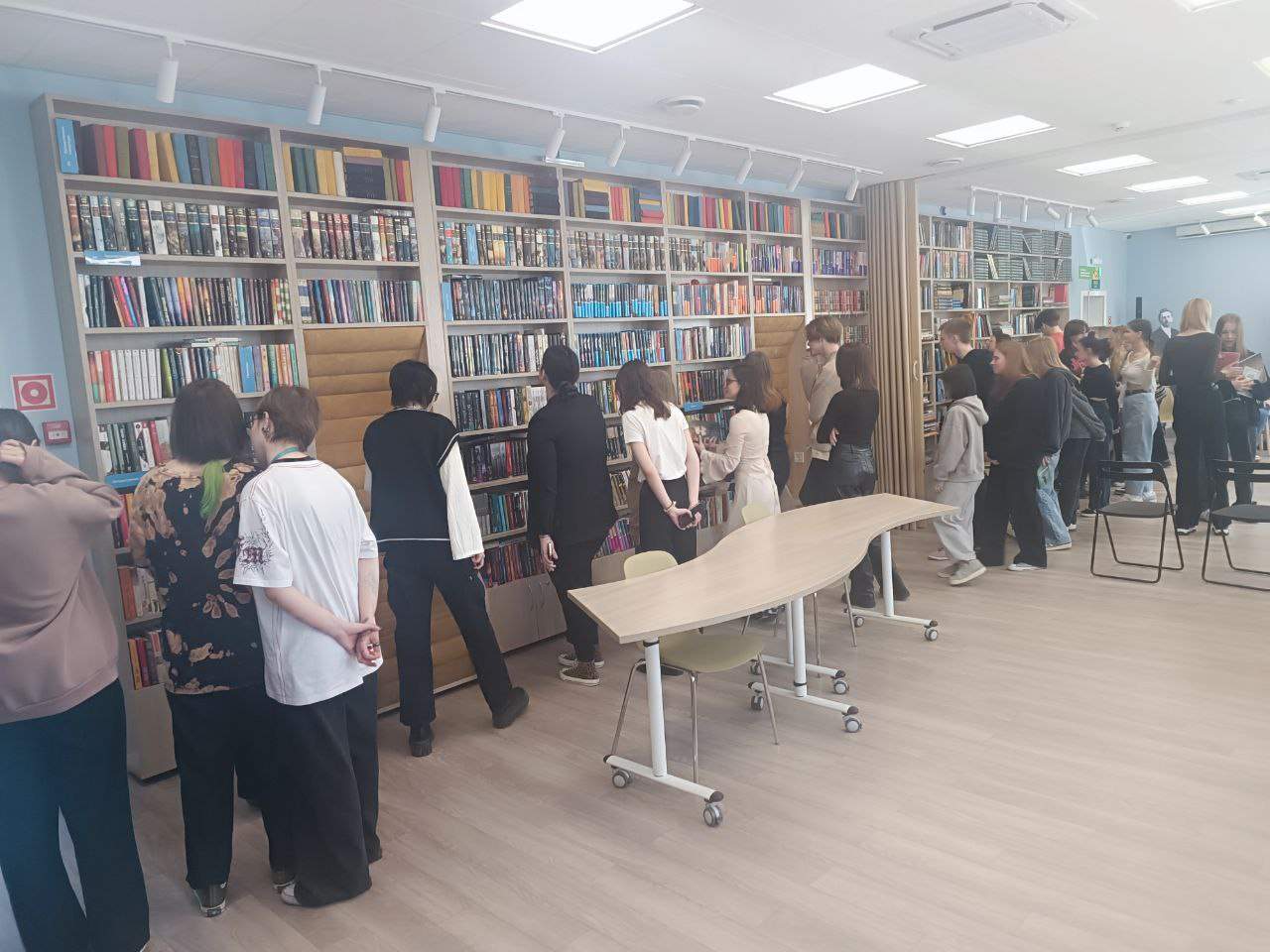 Пилотный проект по популяризации посещения городской библиотечной системы стартовал в Академическом колледже ВВГУ.