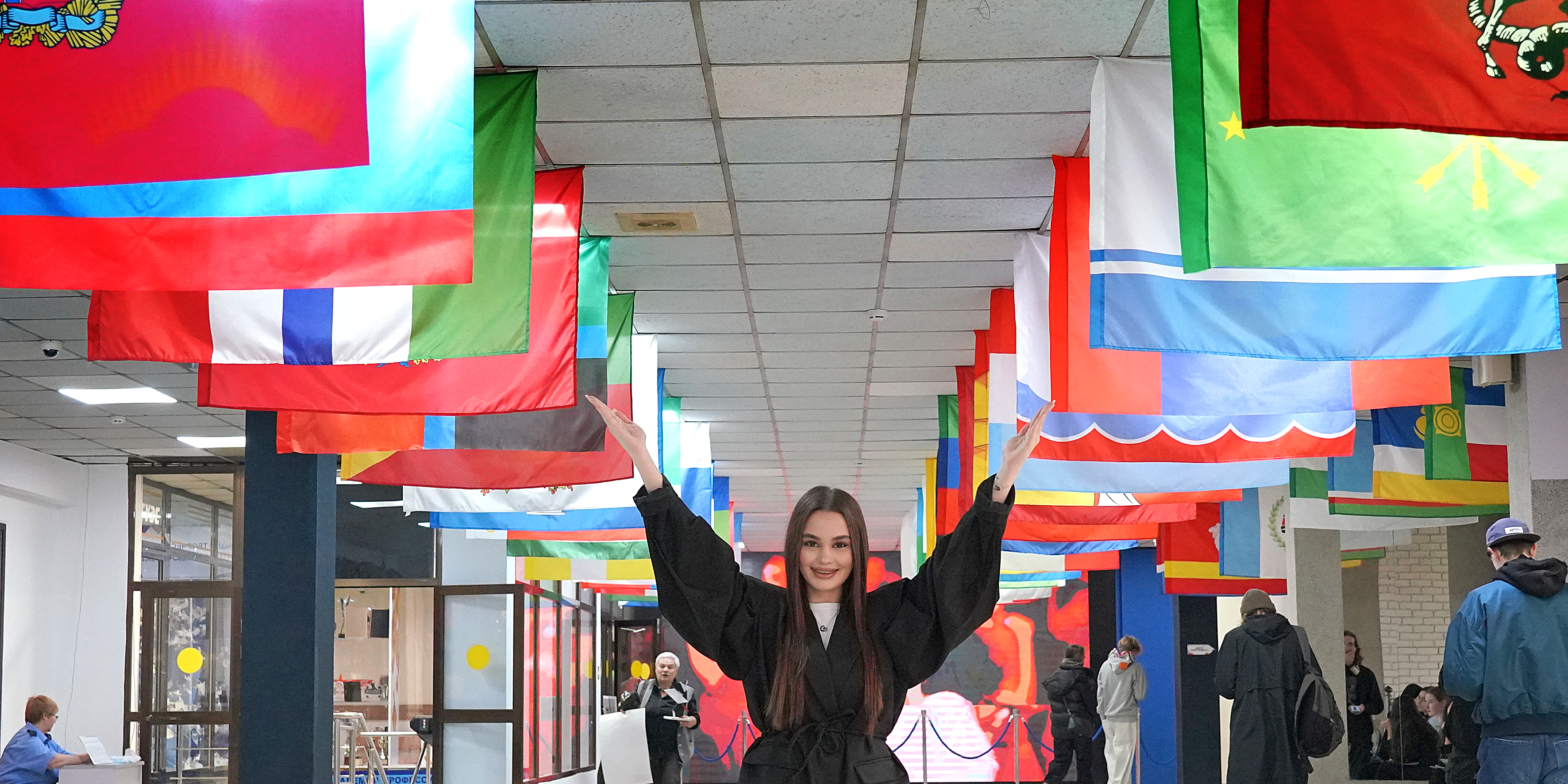 Флаги 65 субъектов России украсили ВВГУ в День народного единства