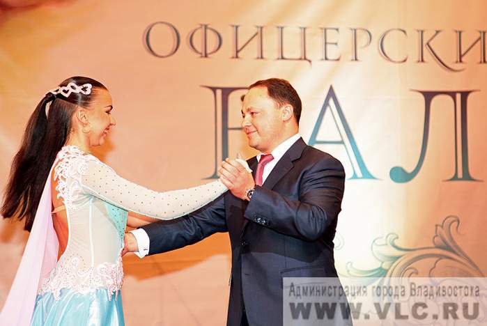 Танцевальный коллектив ВГУЭС принял участие в организации городского «Офицерского бала»