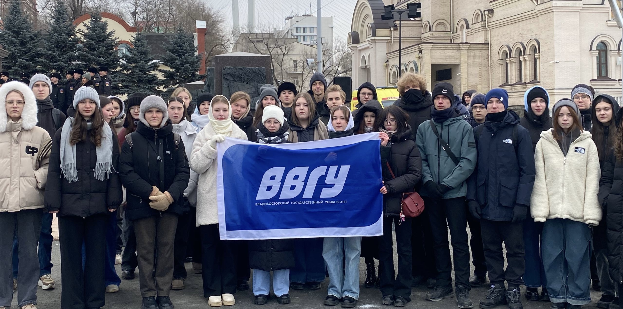 День Героев Отечества: студенты ВВГУ возложили цветы к стеле «Город воинской славы»