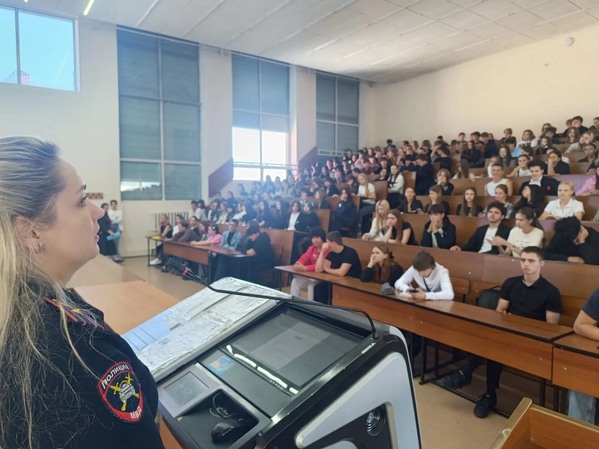 Сотрудники Госавтоинспекции напомнили студентами ВВГУ правила безопасности дорожного движения