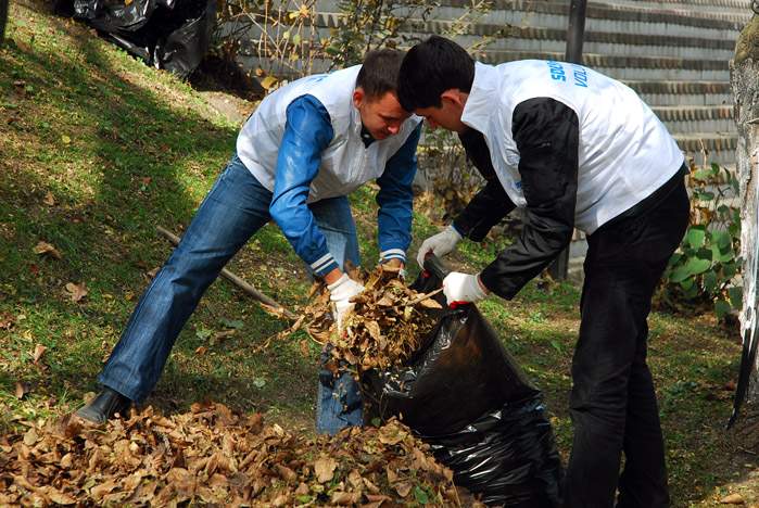 Активисты Центра волонтеров и Студенческого совета ВГУЭС начали «Неделю субботников»