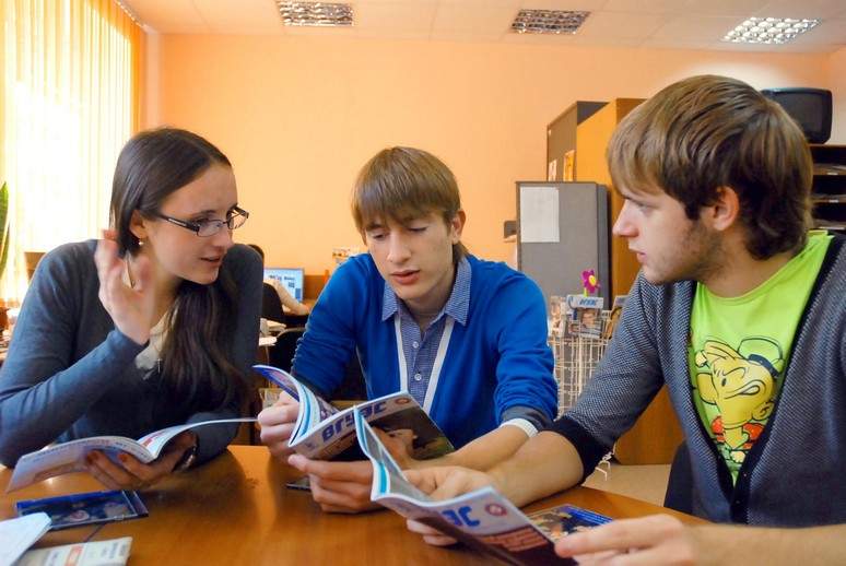 Участники пресс-клуба ВГУЭС получили эксклюзивные подарки