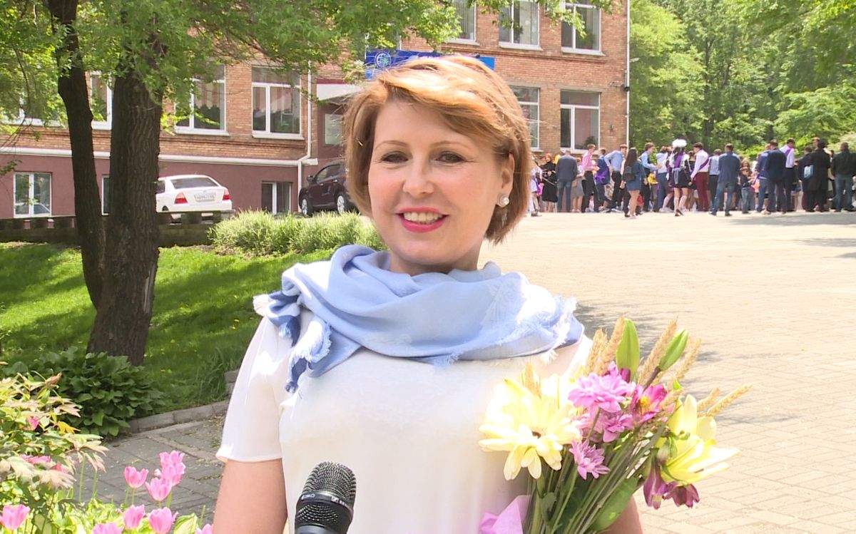 Ректор ВГУЭС Татьяна Терентьева и президент ВГУЭС Геннадий Лазарев поздравляют выпускников с праздником последнего звонка