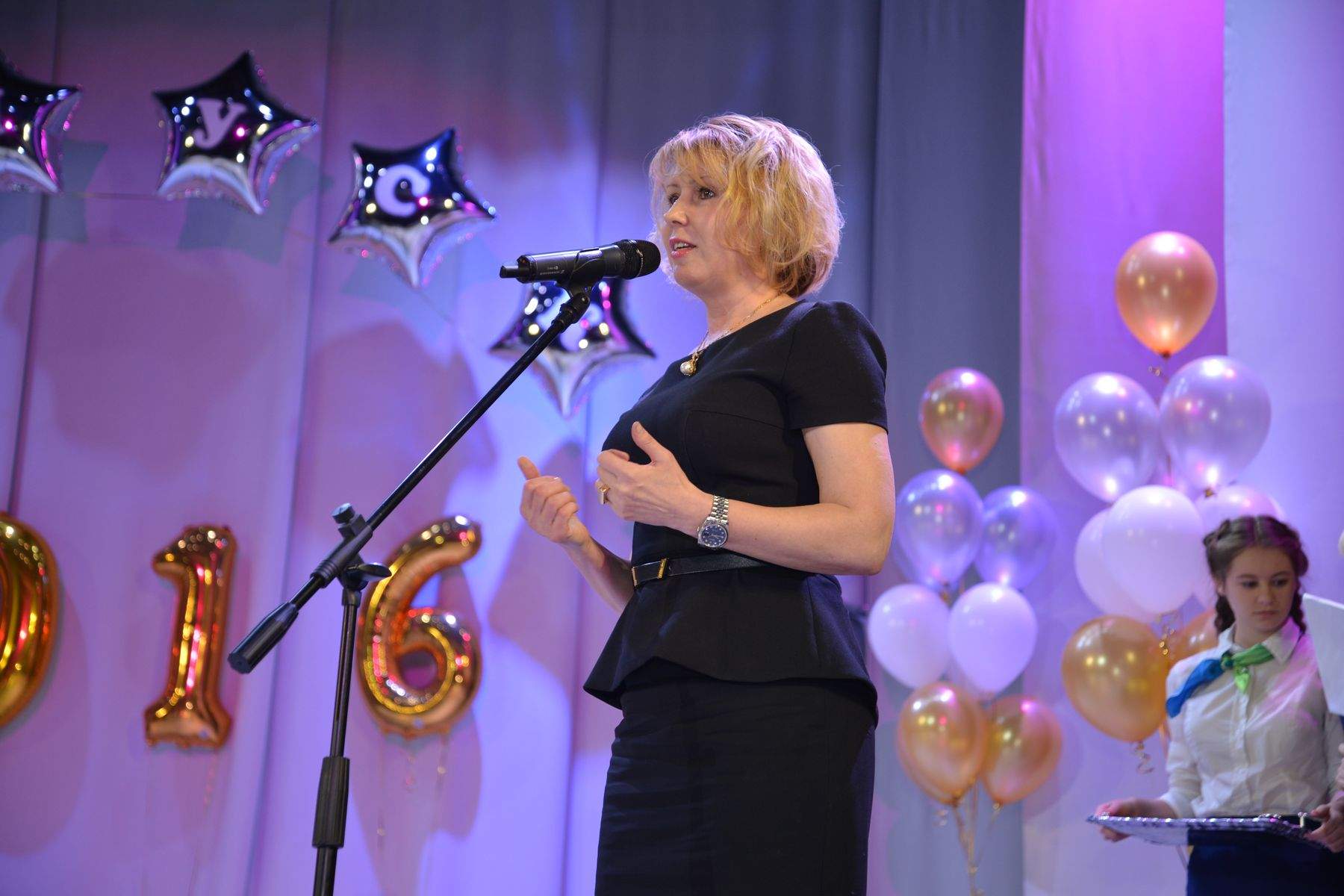 Ректор ВГУЭС Татьяна Терентьева вручила золотые медали выпускницам школы-интерната ВГУЭС