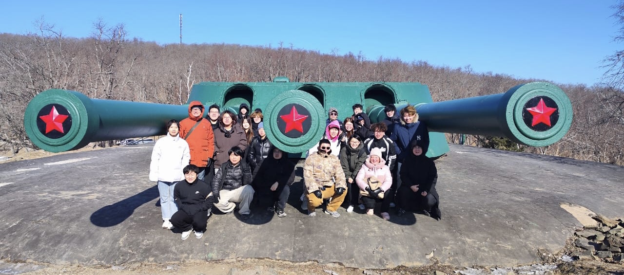 Иностранные слушатели ВВГУ посетили Ворошиловскую батарею в День защитника Отечества 
