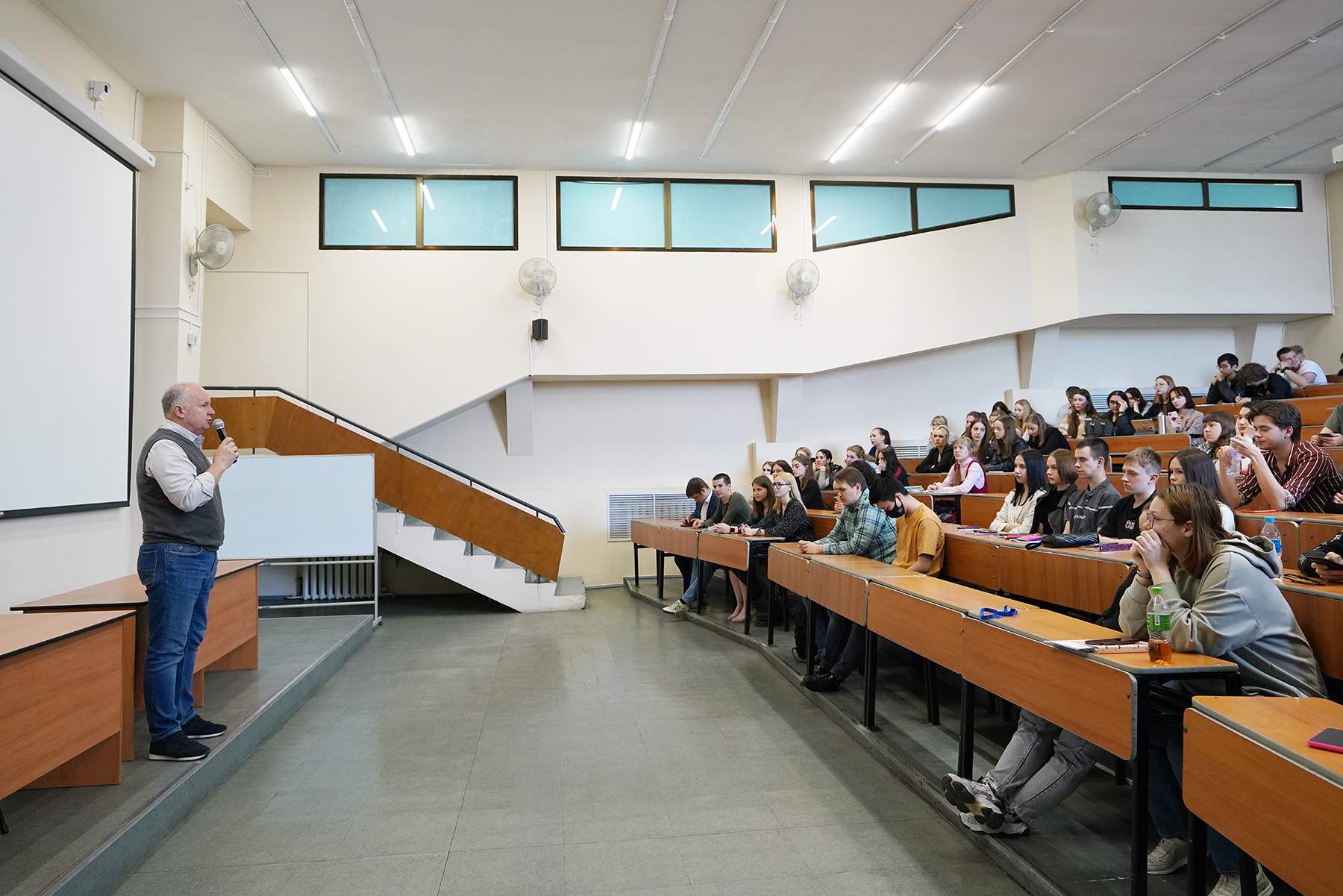 О политике из первых уст: со студентами ВГУЭС встретился Григорий Куранов