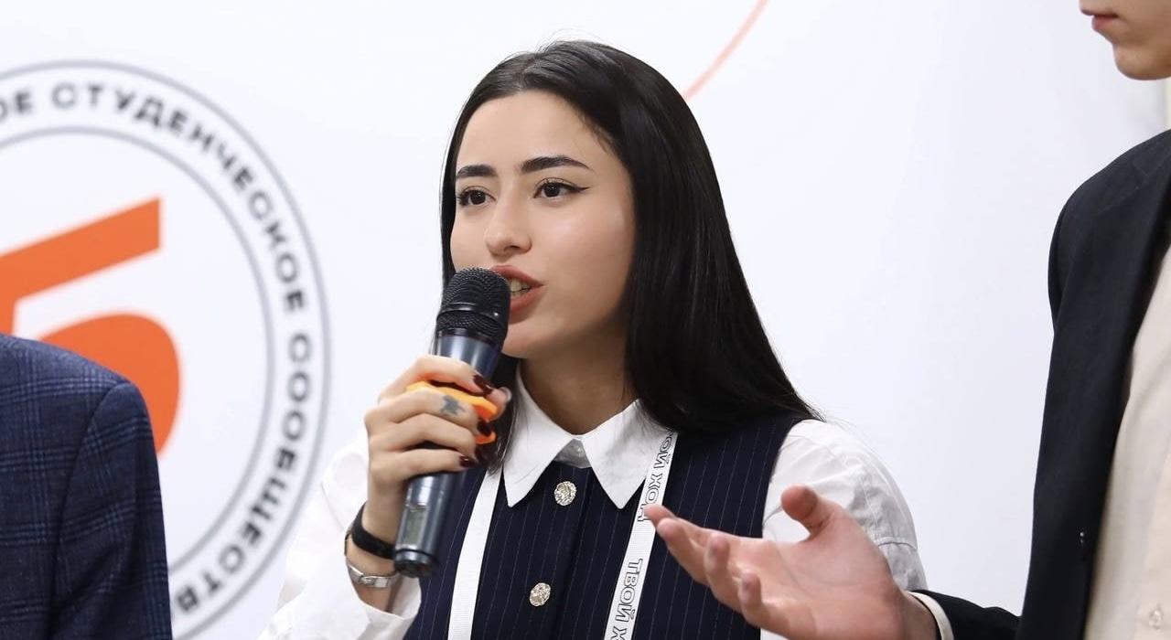 Студентка ВВГУ Яна Ван выступила в финале Летнего онлайн-турнира по парламентским дебатам