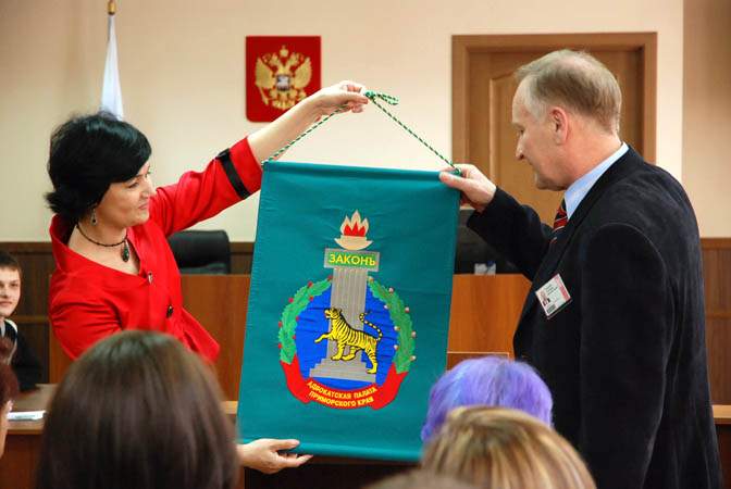 Новый  зал судебных заседаний во ВГУЭС стал предметом восхищения известных юристов.