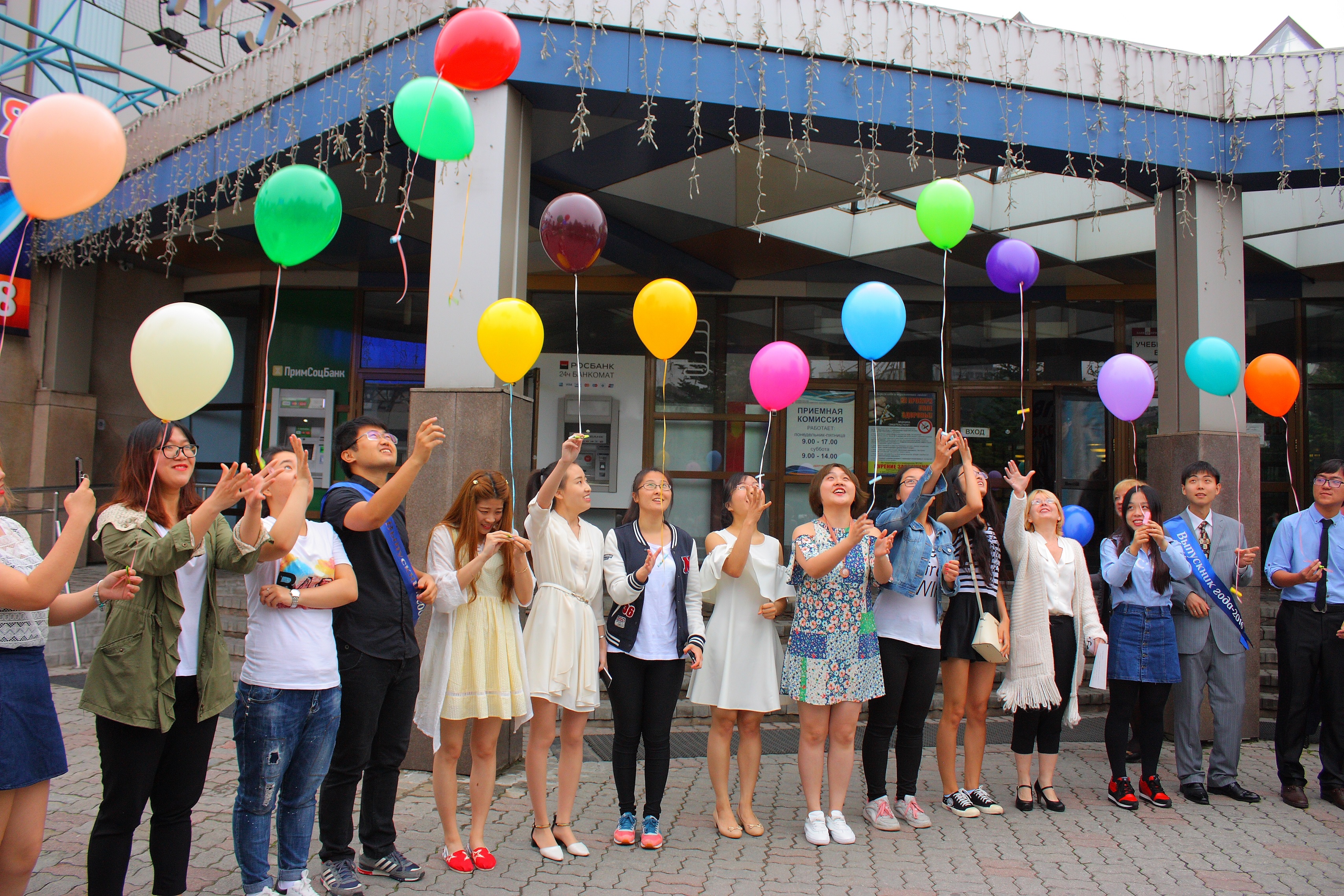 Дипломы лингвистов и теплые воспоминания – вот что увезут из России китайские выпускники