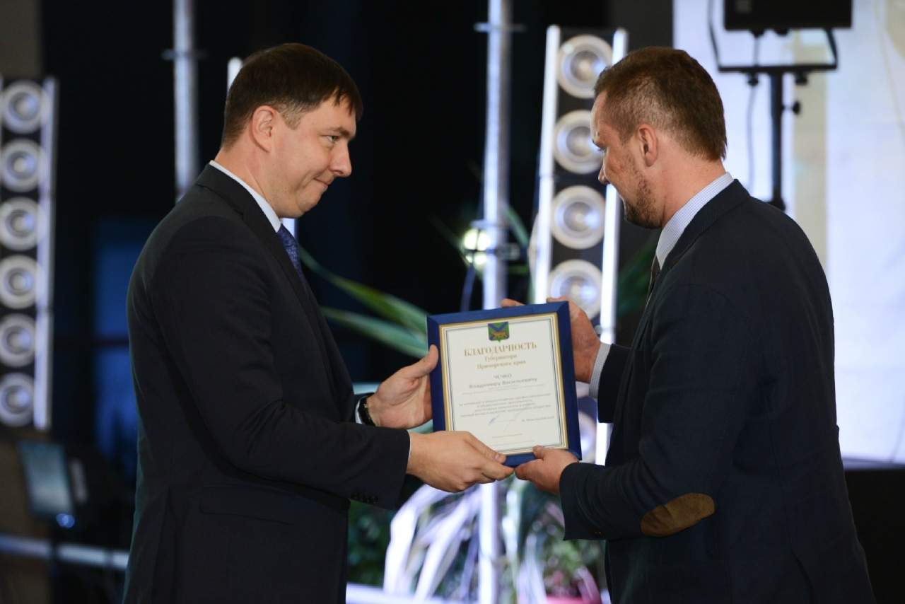 Губернатор Приморья Владимир Миклушевский наградил заслуженных приморцев, среди которых – директор Центра волонтеров ВГУЭС Владимир Чечко и студентка Анна Холкина