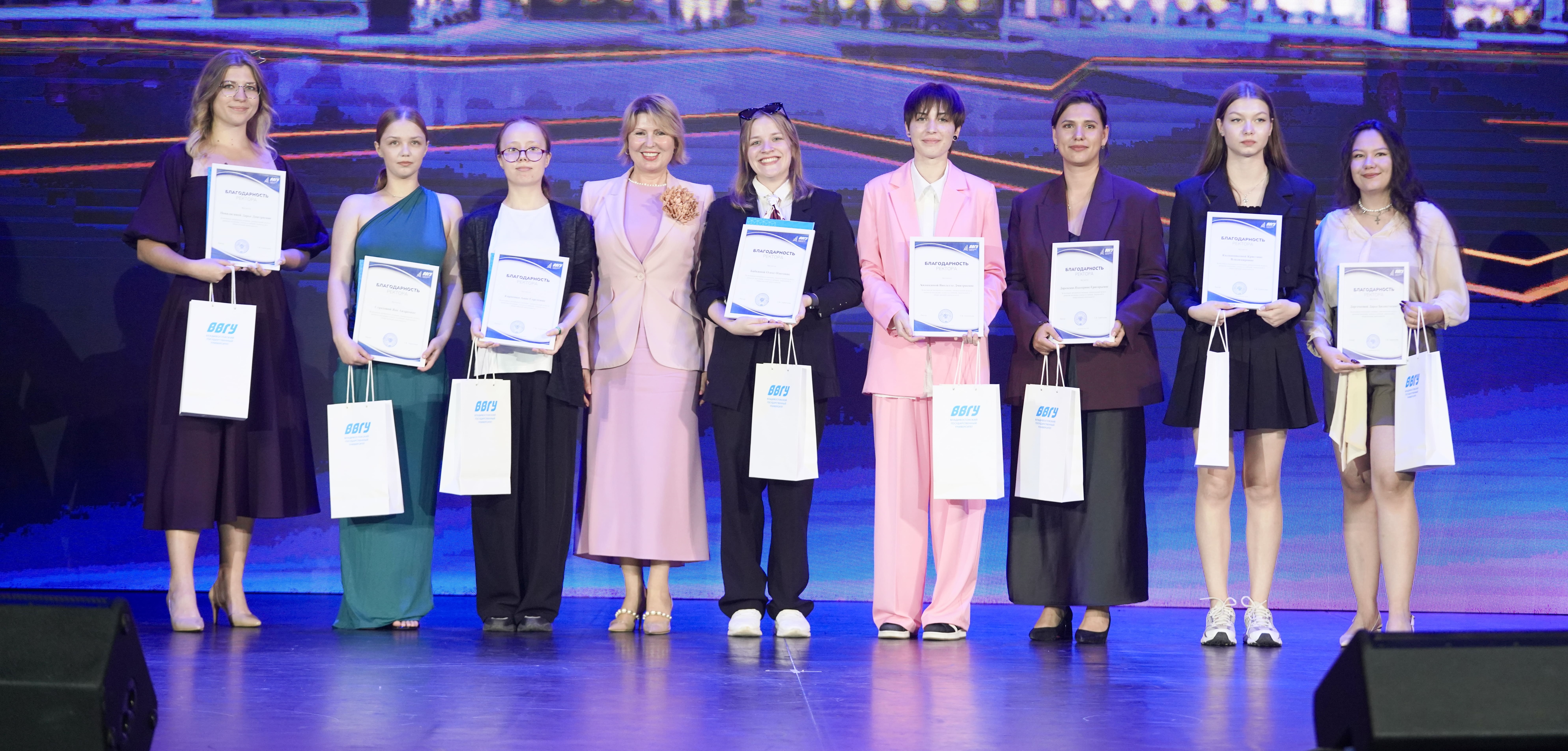 Ректор ВВГУ поздравила выпускников колледжей: «Наши двери для вас всегда открыты»