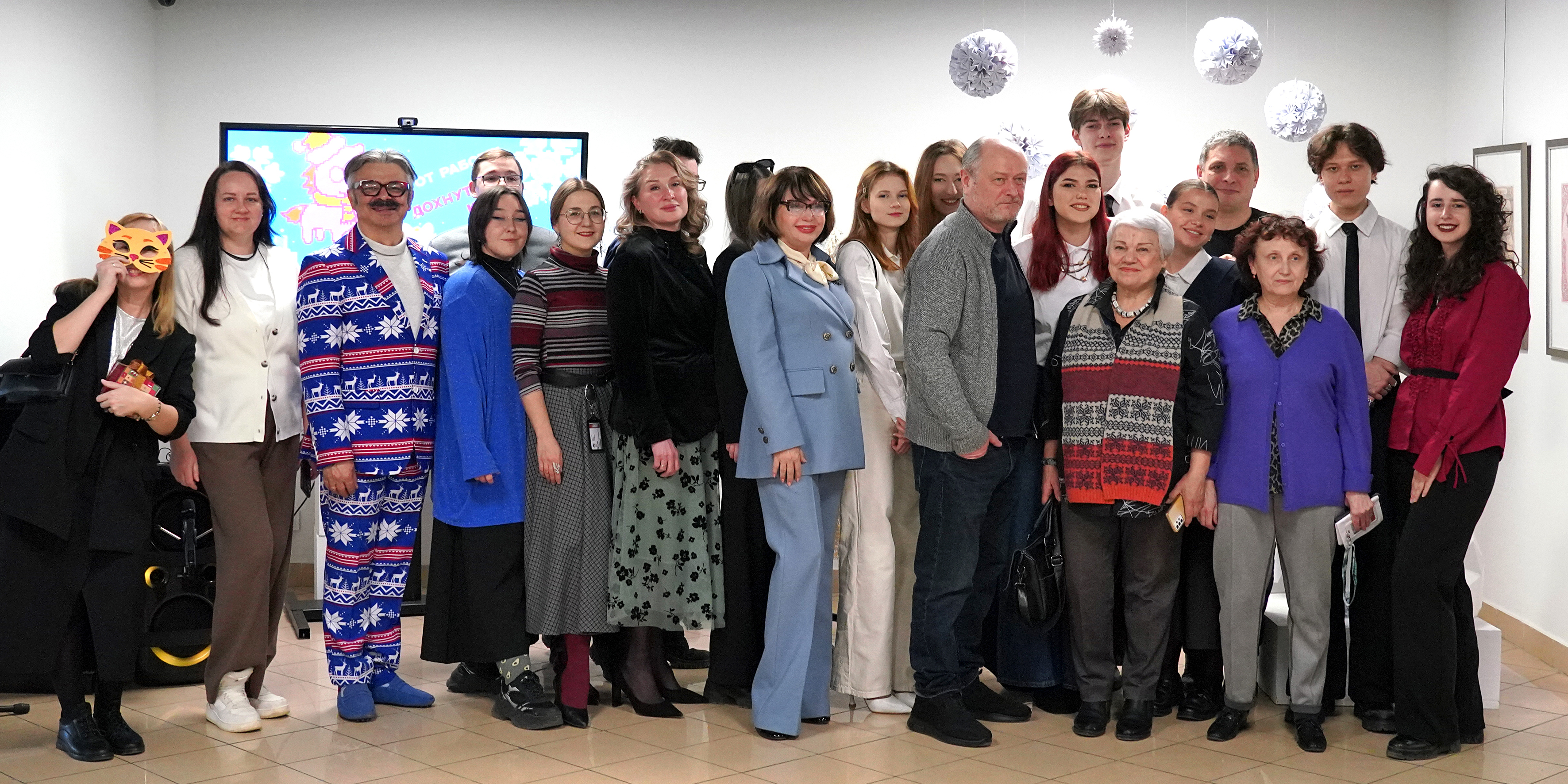 «Белым по белому, ярким по праздничному»: предновогодняя выставка открылась в ВВГУ