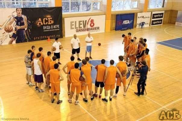 Игрок баскетбольной команды ВГУЭС  - лучший центровой матча всех звезд Ассоциации студенческого баскетбола