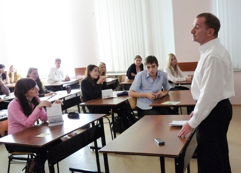 Преподаватели Института иностранных языков и международных отношений ВГУЭС встретились со старшеклассниками ШИОД