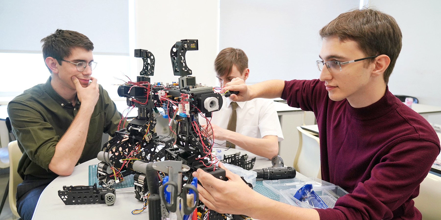Участники студенческого конструкторского бюро «ЭвоТех» ВВГУ собирают и программируют роботов для индустриальных партнеров вуза
