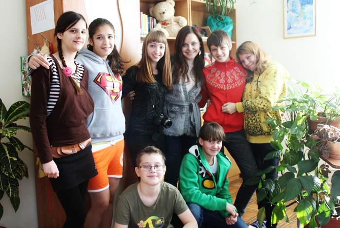 Бойцы педагогического отряда «Территория Инициативы» ВГУЭС  дарят малышам фотографии на память