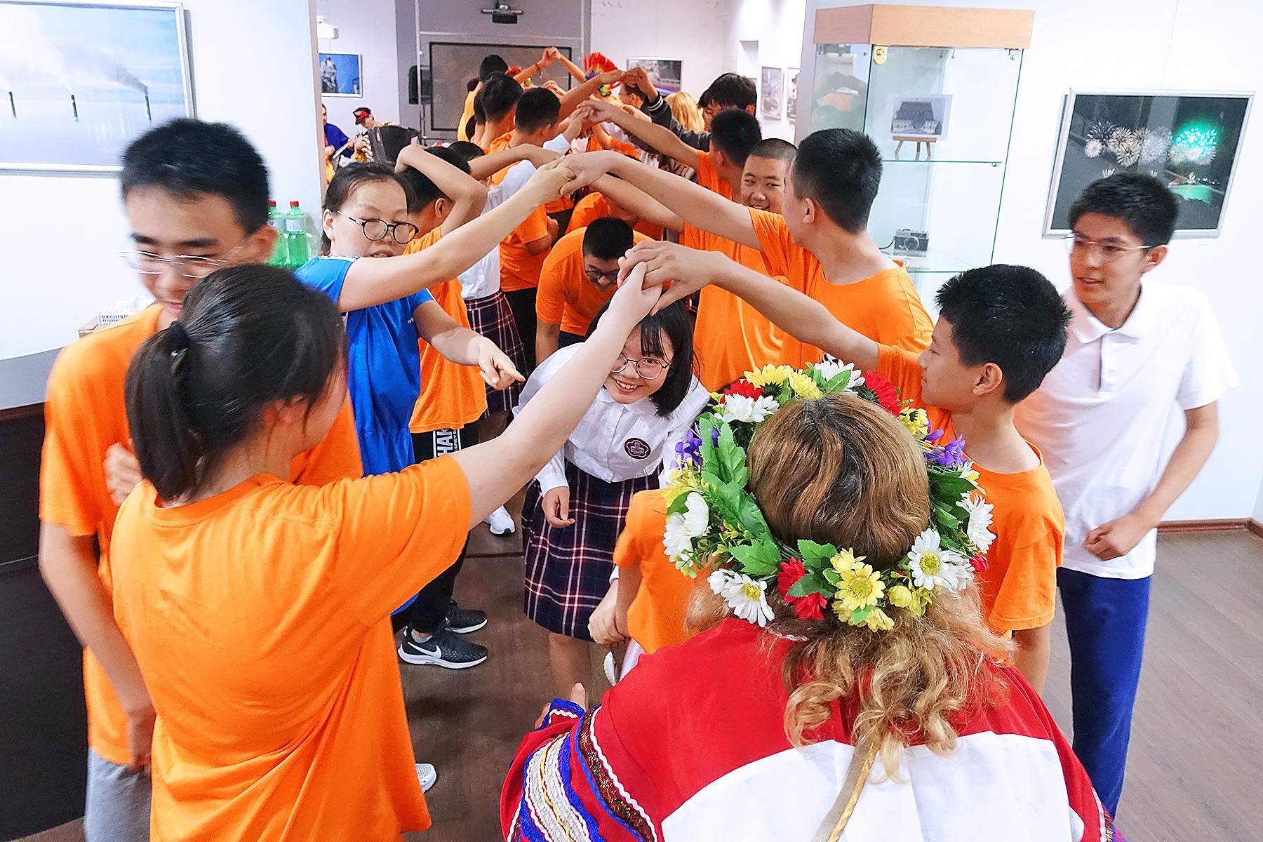 Школьники из Пекина познакомились с русскими традициями в Музее ВГУЭС