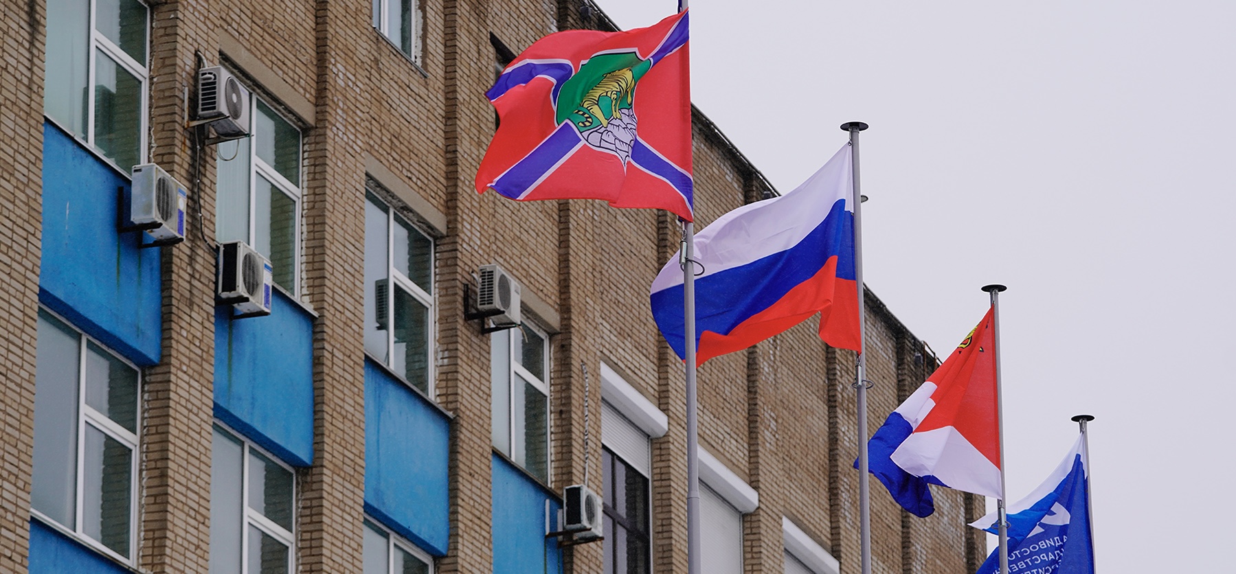 Чтя традиции: второй год исполняется церемонии поднятия флагов в ВВГУ