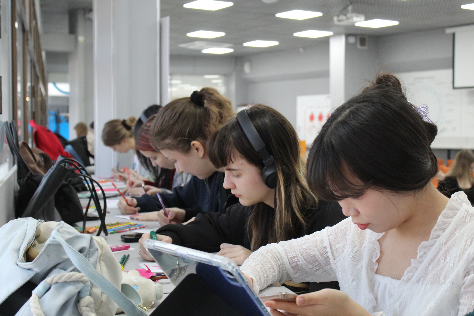 Студенты и сотрудники ВВГУ собирают посылки с письмами и оберегами для бойцов СВО