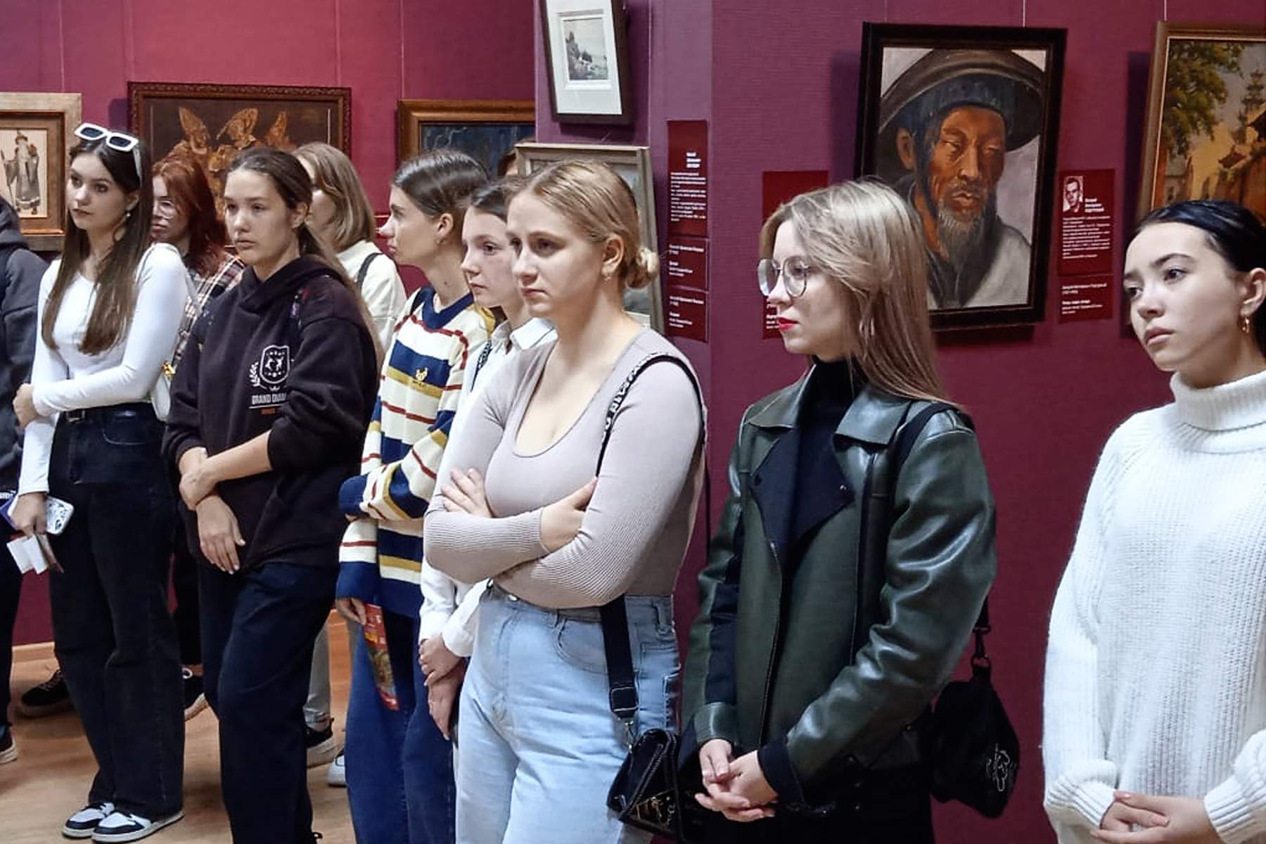 Студенты-международники ВВГУ увидели Китай ХХ века в картинах художников русского зарубежья