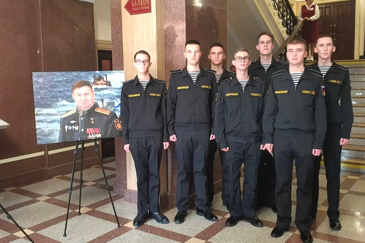 Курсанты и юнармейцы ВВГУ приняли участие в церемонии вручения медалей «Золотая Звезда» семьям погибших Героев России