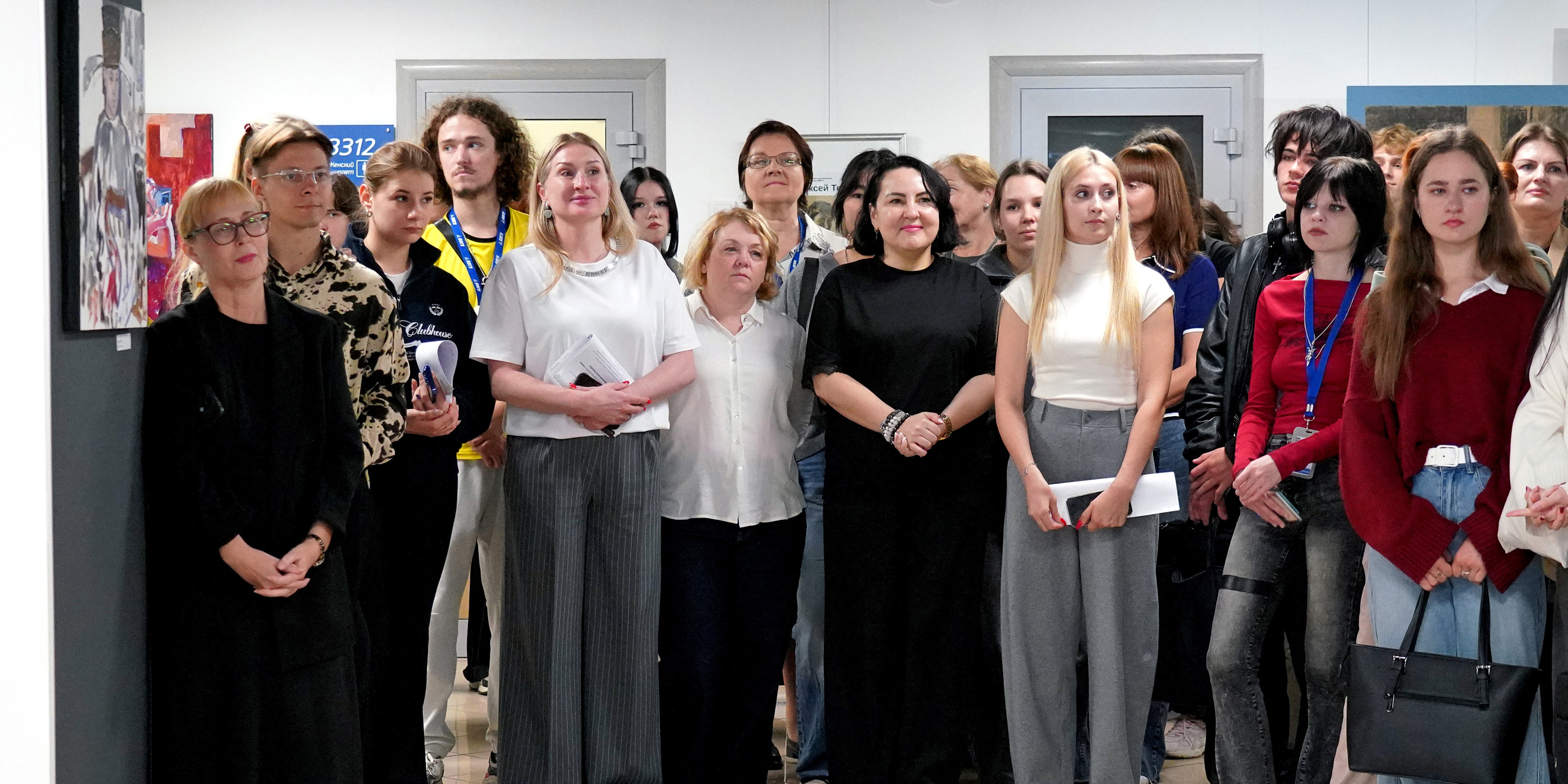 В ВВГУ экспозицией портретов открылся цикл выставок художника Алексея Терехова