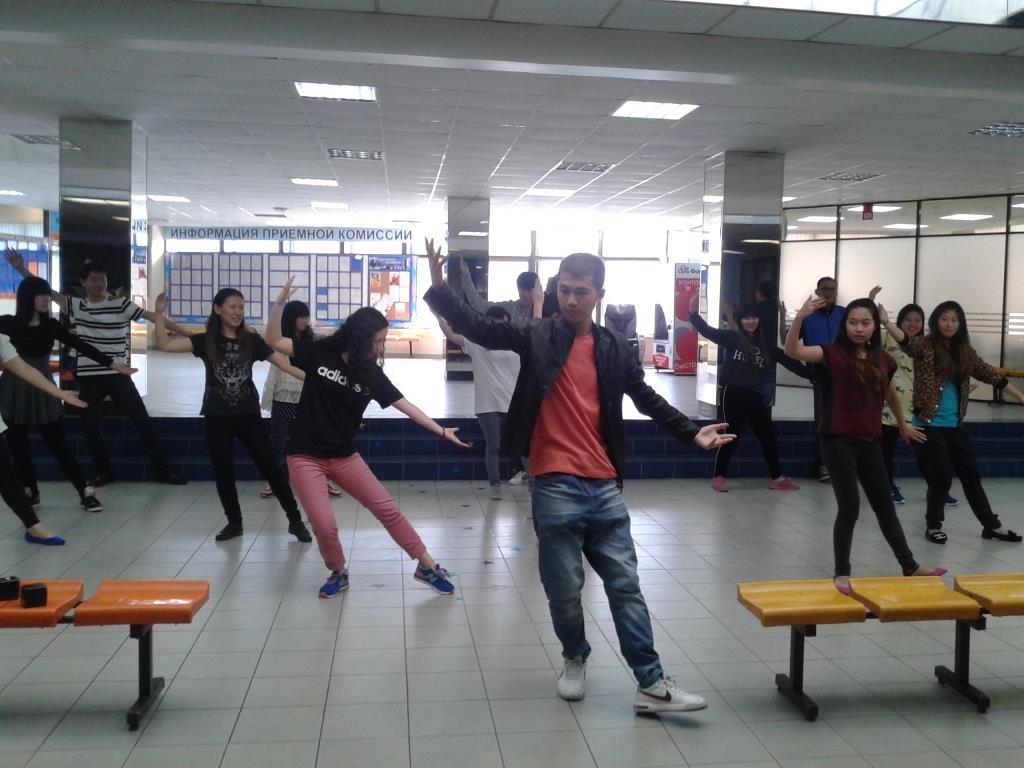 Весенний флеш-моб: цветы, песни и стихи к 8 марта