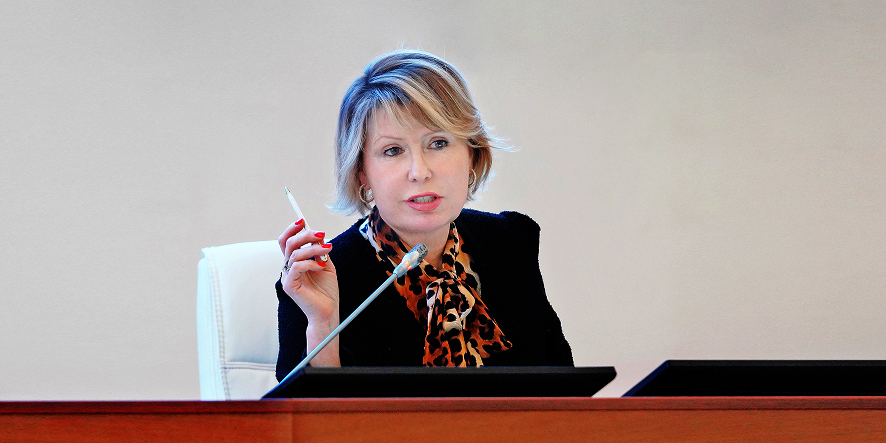 Поздравление ректора ВВГУ Татьяны Терентьевой с Днем Конституции