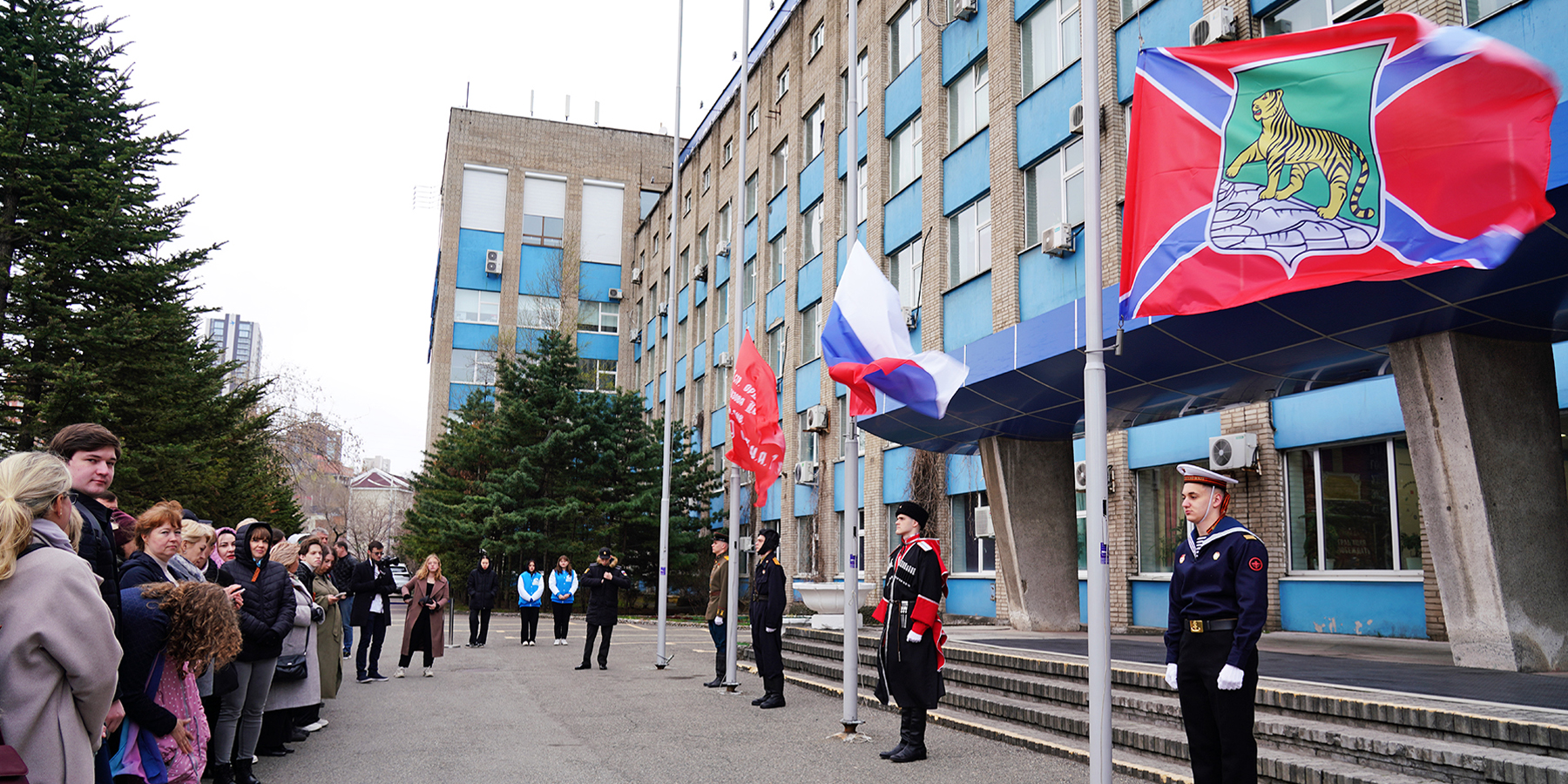 Торжественная церемония поднятия флагов и Знамени Победы прошла в ВВГУ