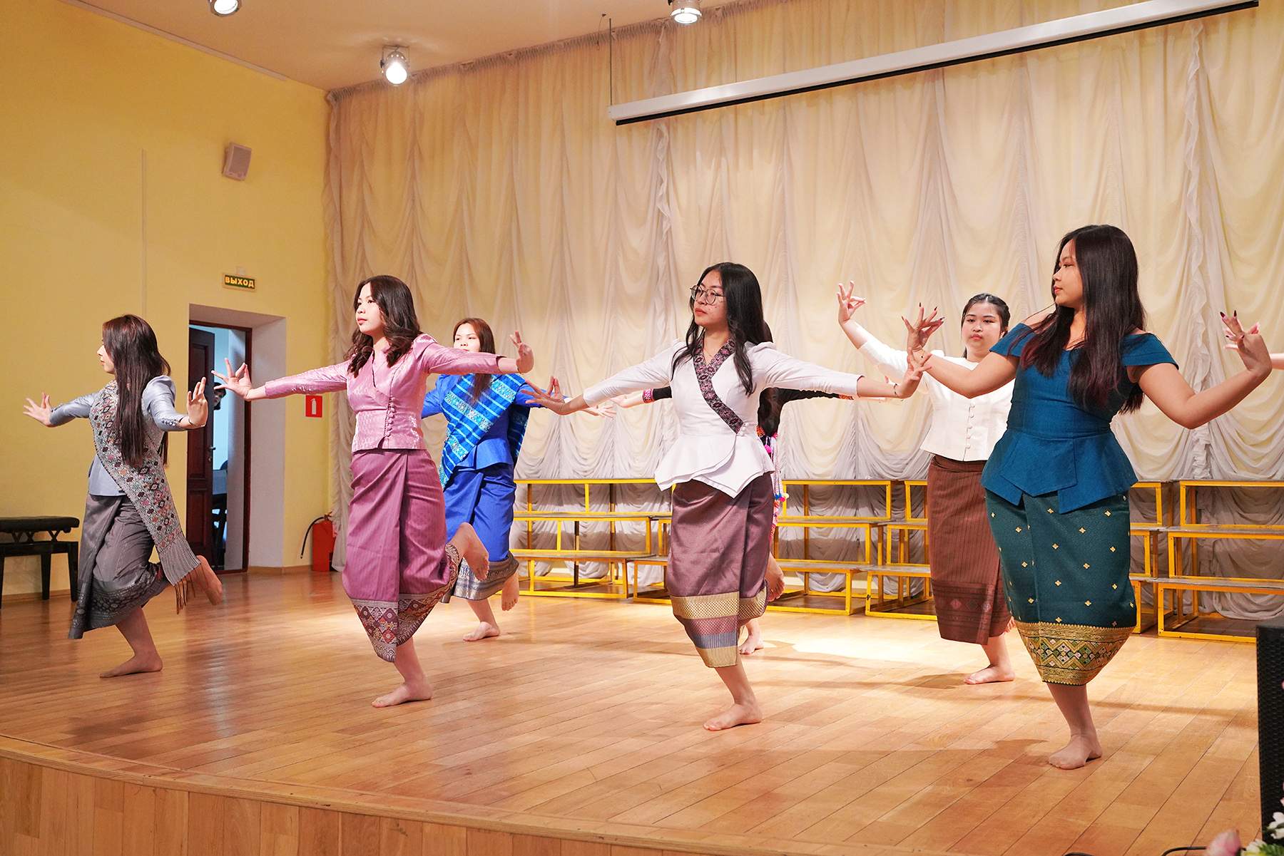 Иностранные студенты ВВГУ поздравили Лаос с 48-летием