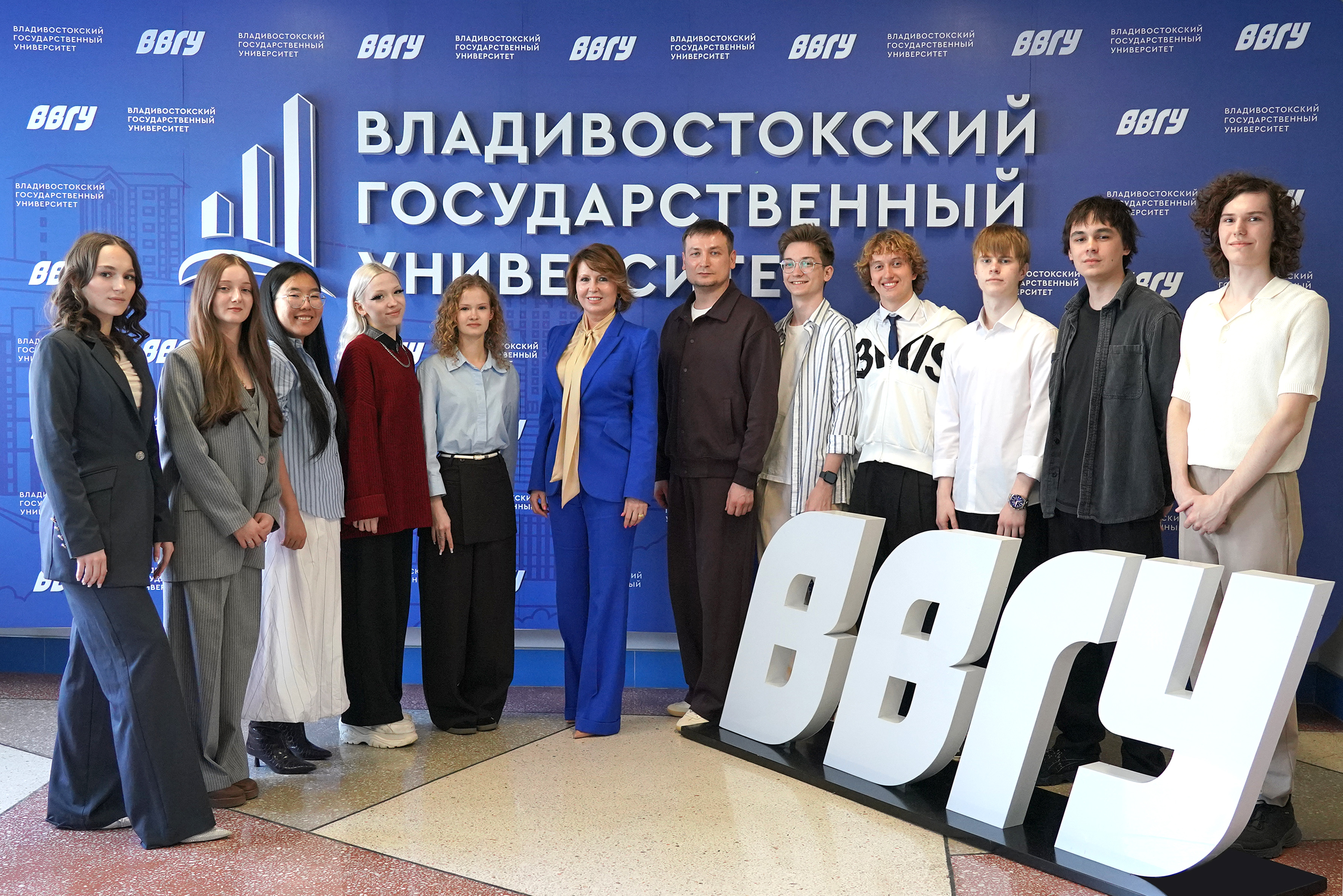«Это уже успех»: ректор ВВГУ Татьяна Терентьева встретилась с финалистами юбилейного конкурса «Мисс и Мистер ВВГУ»