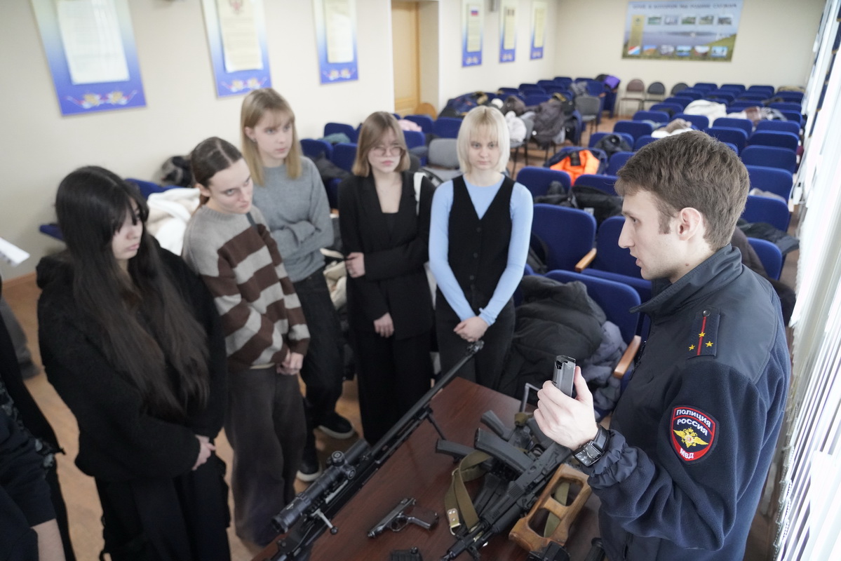 Студенты ВВГУ посетили день открытых дверей в Управлении МВД Приморья