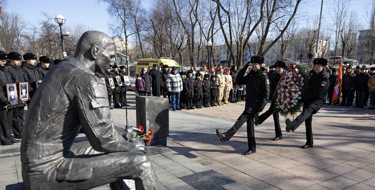 Студенты ВВГУ почтили память героев-приморцев Афганской войны
