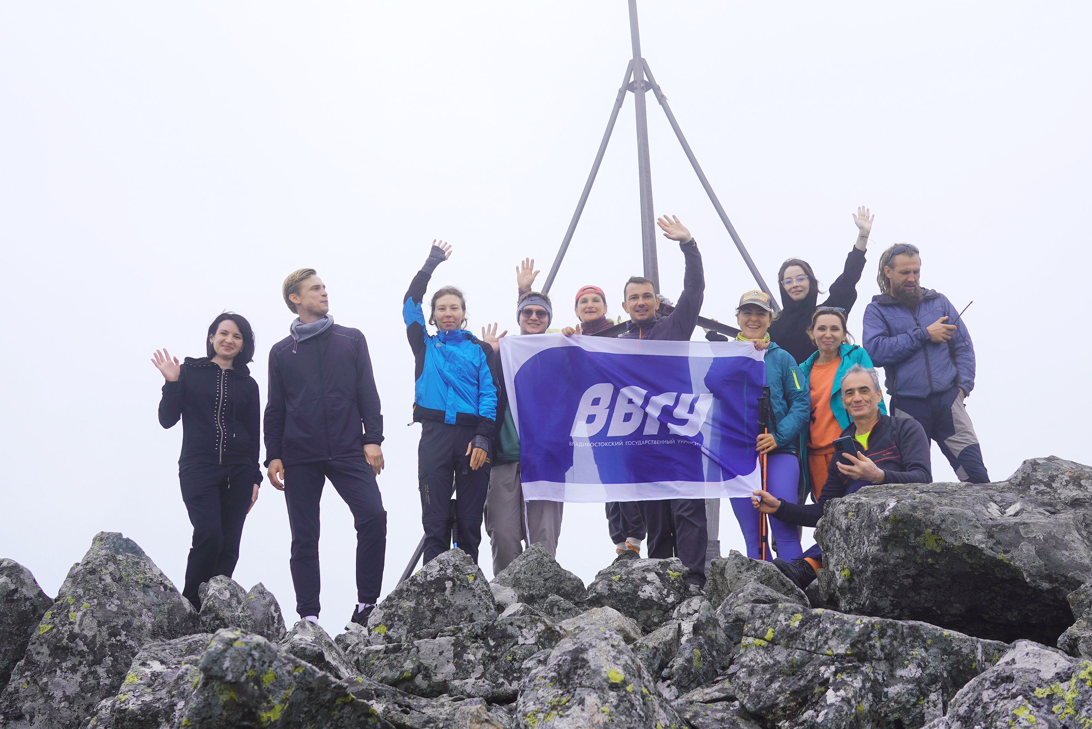 Корпоративный выезд: сотрудники ВВГУ покорили одну из главных вершин Сихотэ-Алиня