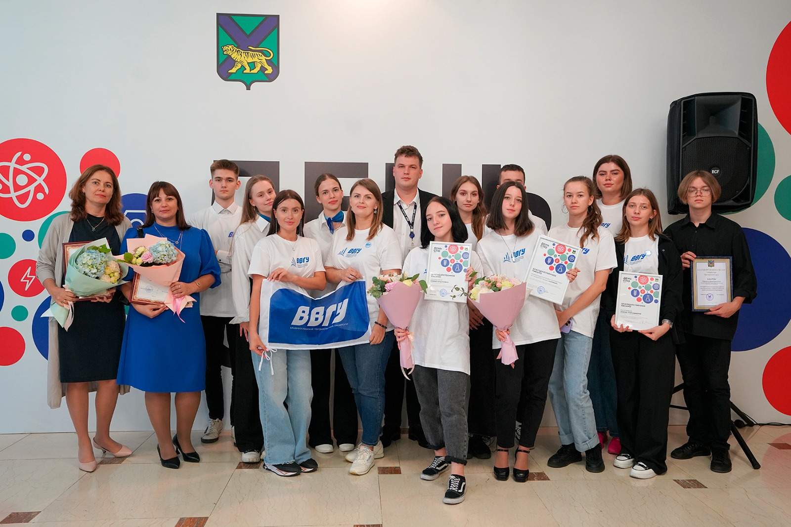 Сотрудники и студенты колледжа сервиса и дизайна ВВГУ  отметили профессиональный праздник