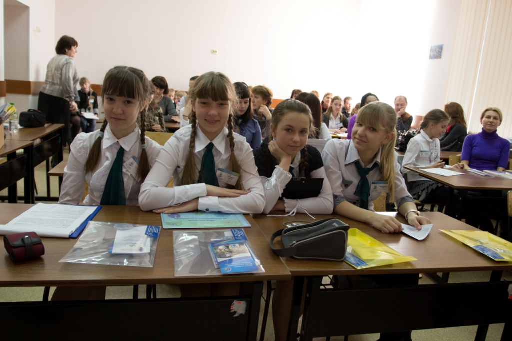 На региональном конкурсе «Юный исследователь – ДВ» школьники изучали влияние сотовых телефонов на здоровье людей, узнали, возможен ли конец света