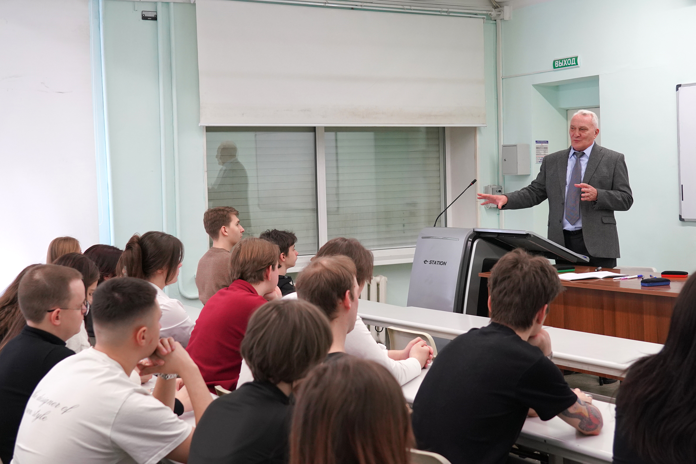 В День дипломатического работника в ВВГУ прошла встреча с руководителем представительства МИД России во Владивостоке