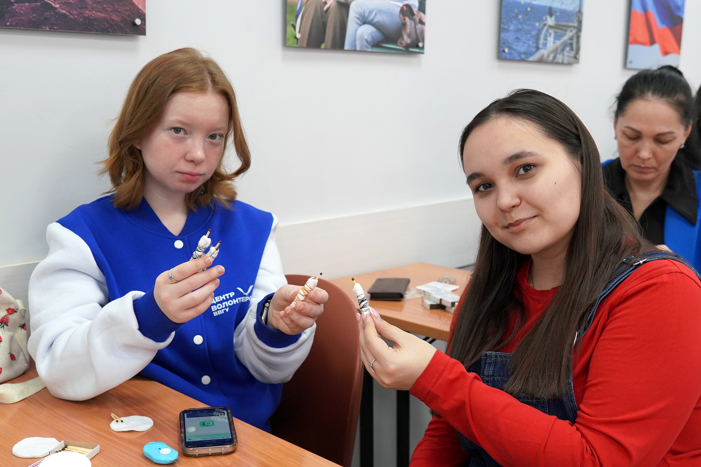 «Тыл – фронту»: студенты и сотрудники ВВГУ изготовили фронтовые спички для приморских бойцов СВО