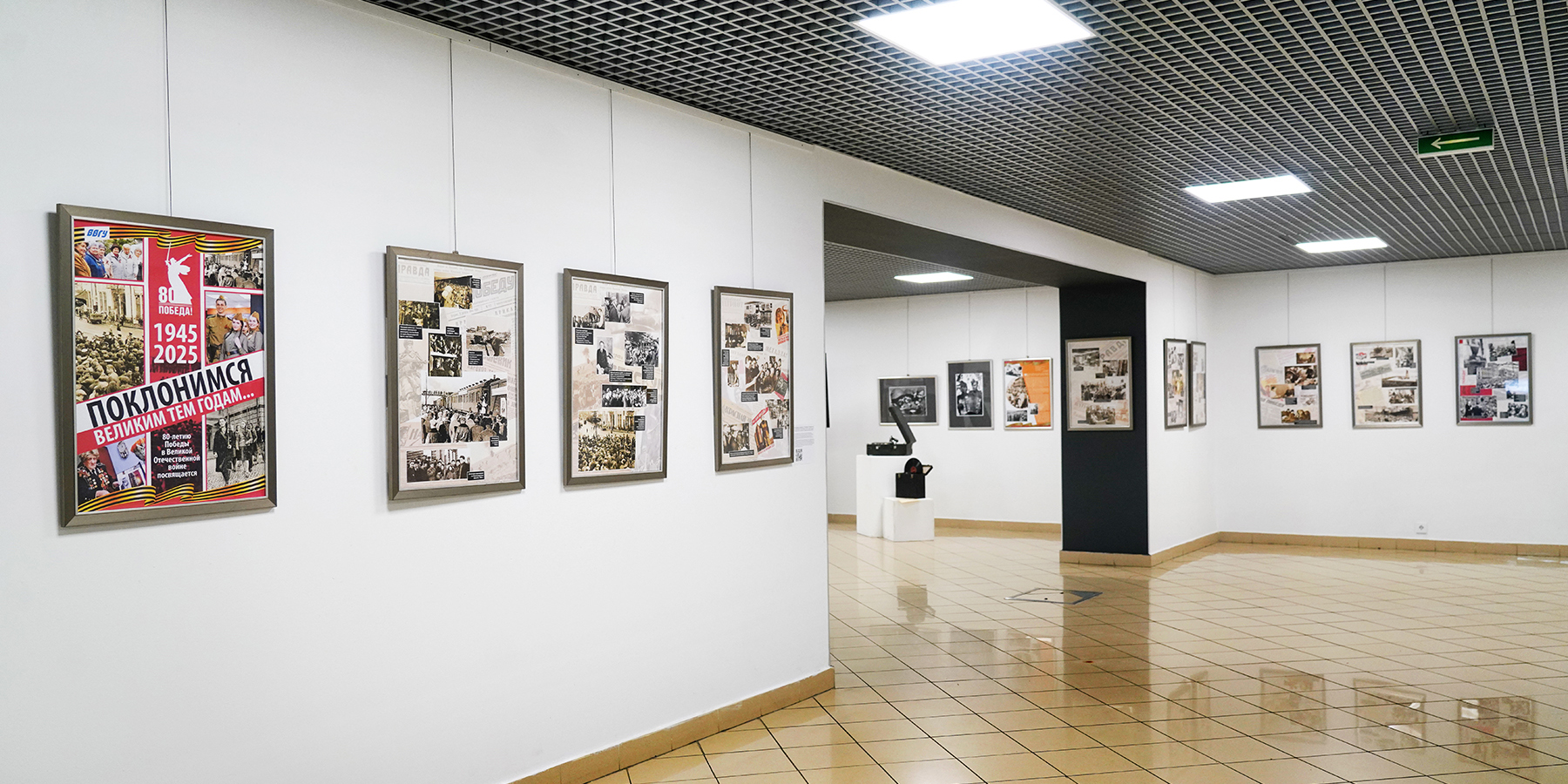 «Поклонимся великим тем годам»: мультимедийная выставка к 80-летию Победы открыта в ВВГУ