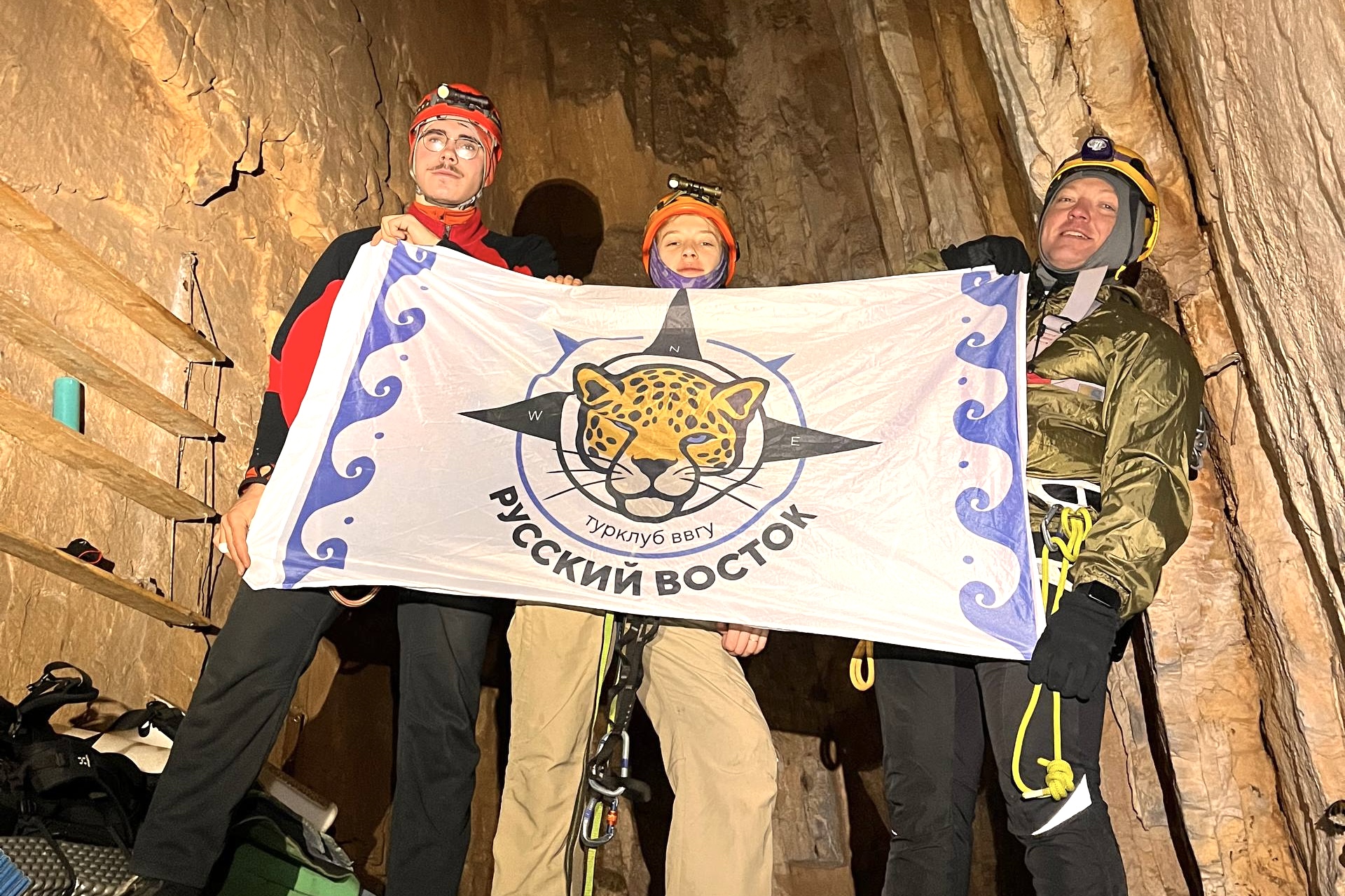 Сутки под землёй: студенческий турклуб ВВГУ покоряет пещеры Дальнего Востока