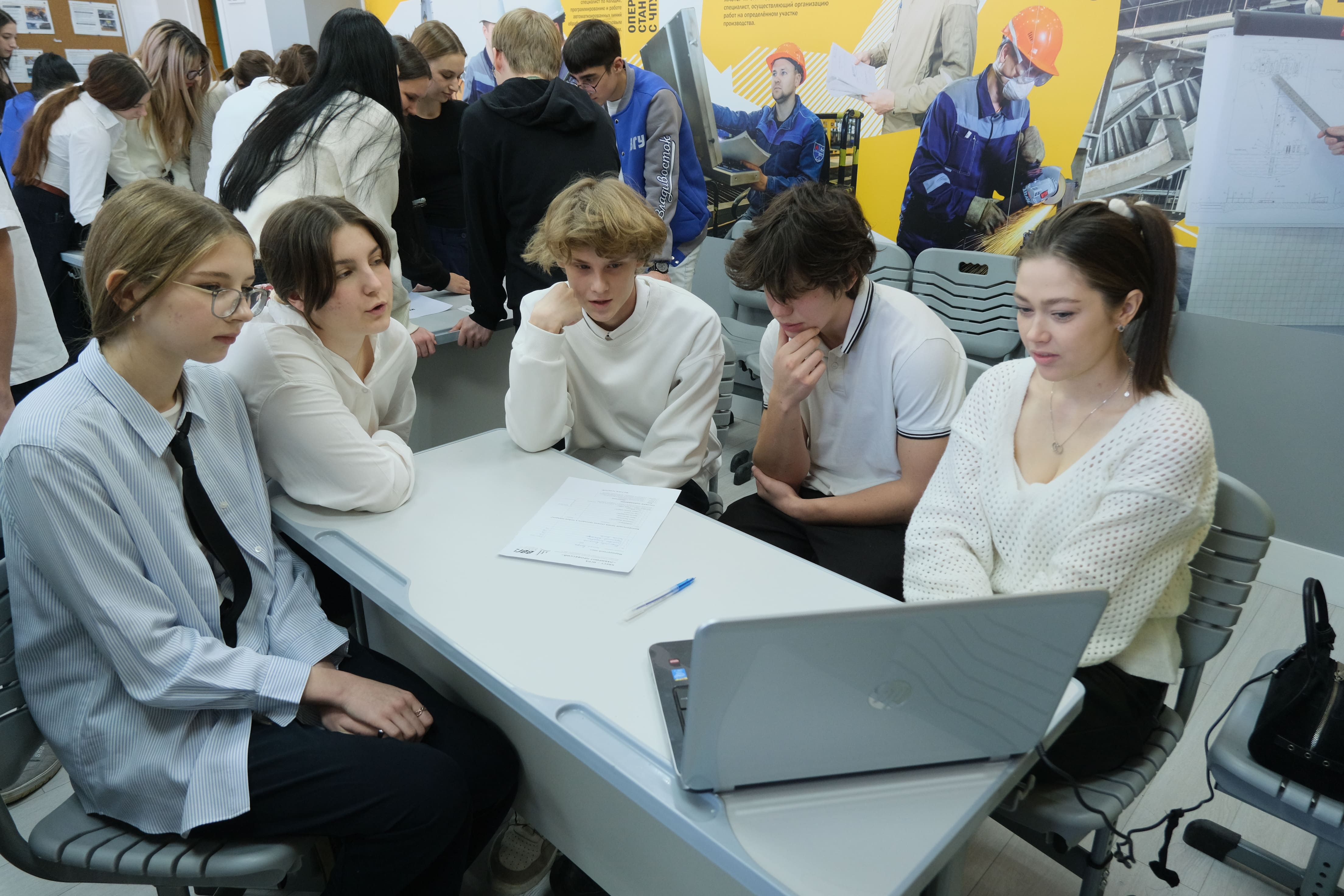 ВВГУ продолжает развивать профориентационное партнёрство со школами Владивостока