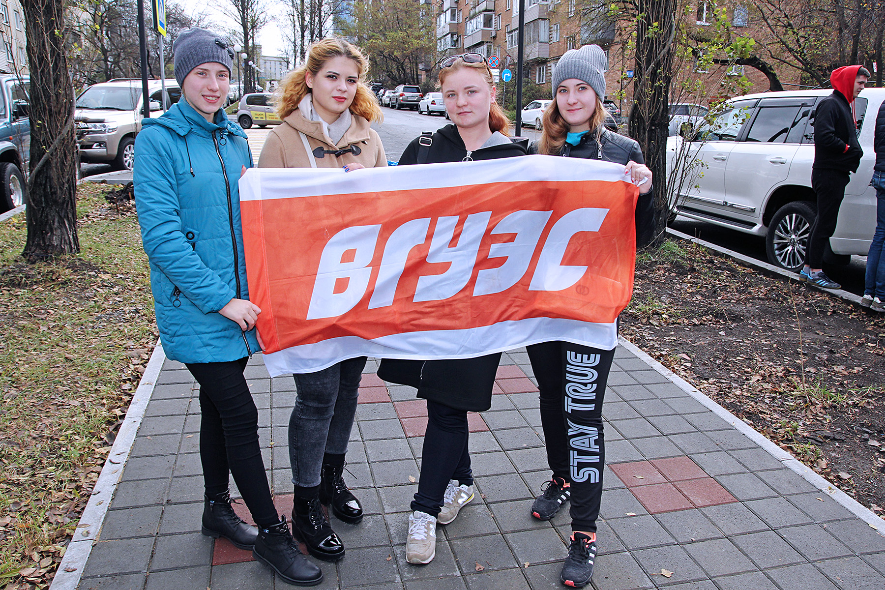 Благоустройство городского пространства: студенты кафедры туризма и экологии ВГУЭС высадили кусты сирени на тополиной аллее