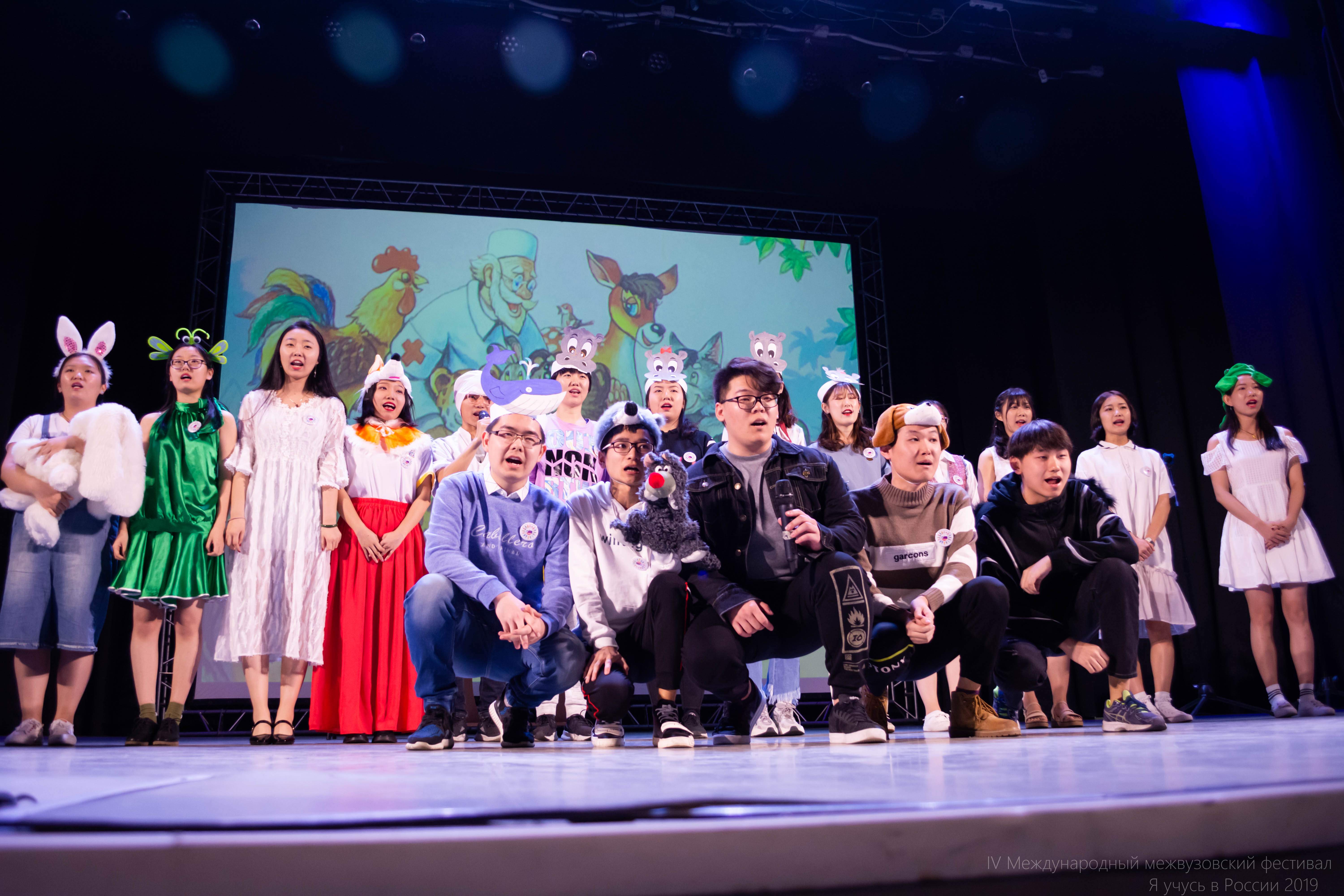 Мы учимся, поём, танцуем, фотографируем и читаем стихи в России