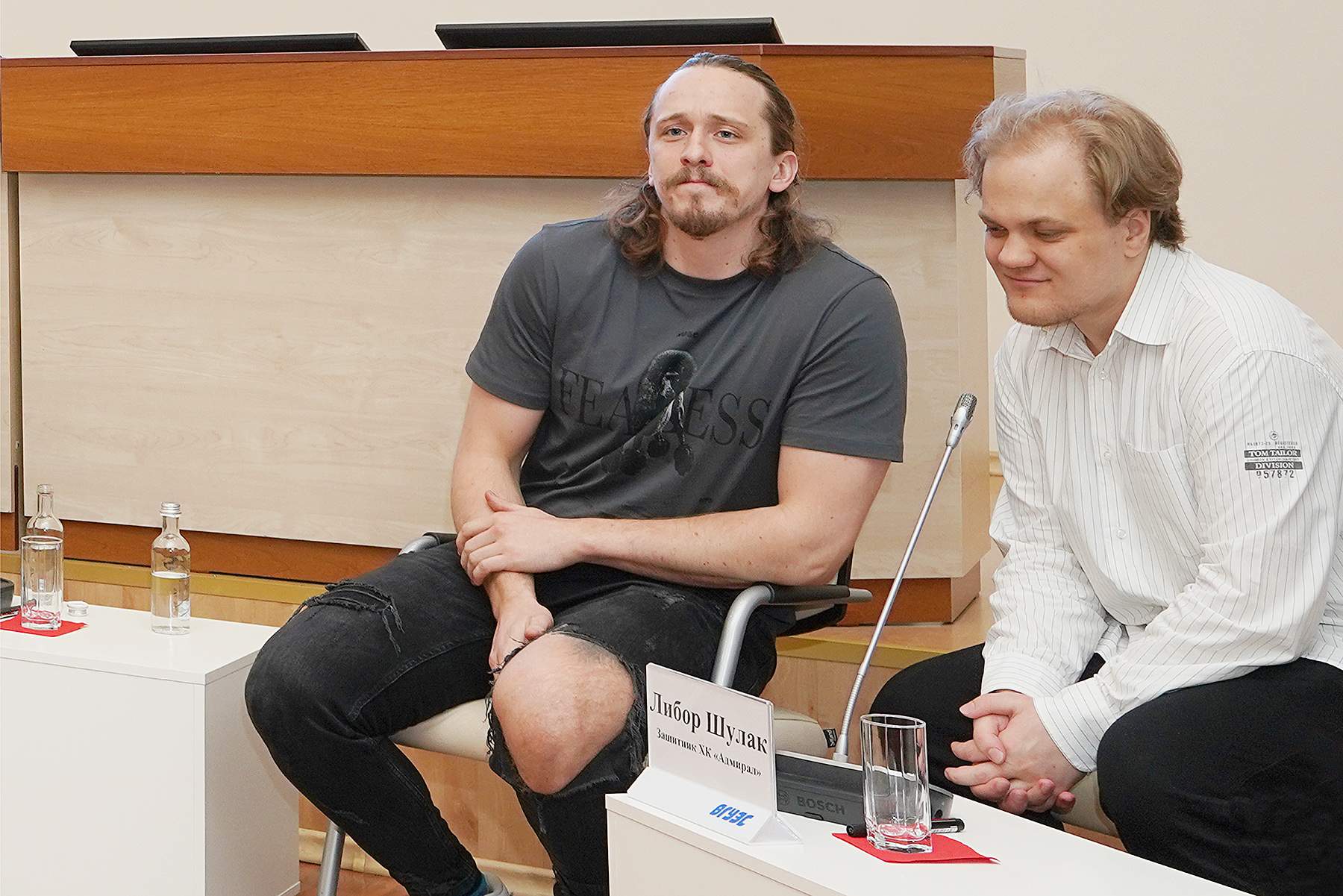 Студенты Института педагогики и лингвистики ВВГУ стали переводчиками для иностранного хоккеиста