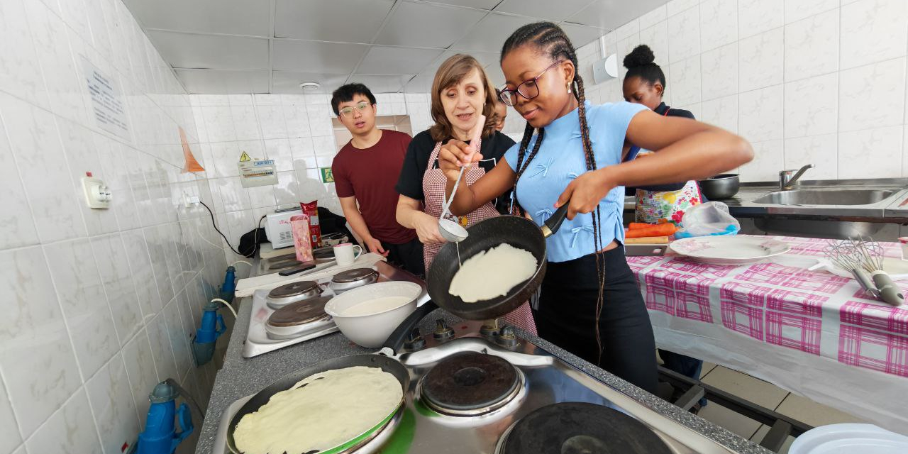 ВВГУ познакомил иностранных студентов с традициями Масленицы