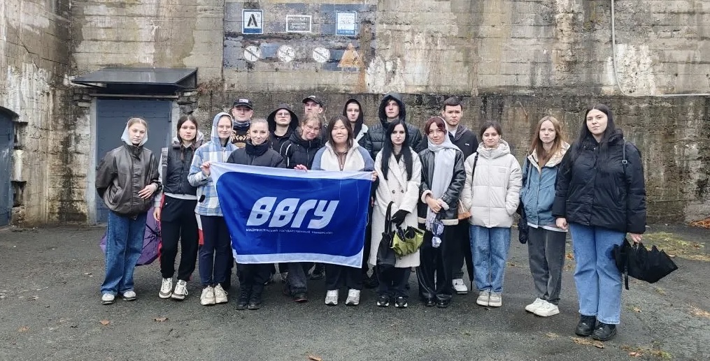 Студенты ВВГУ водрузили флаг российских морских крепостей на острове Русский