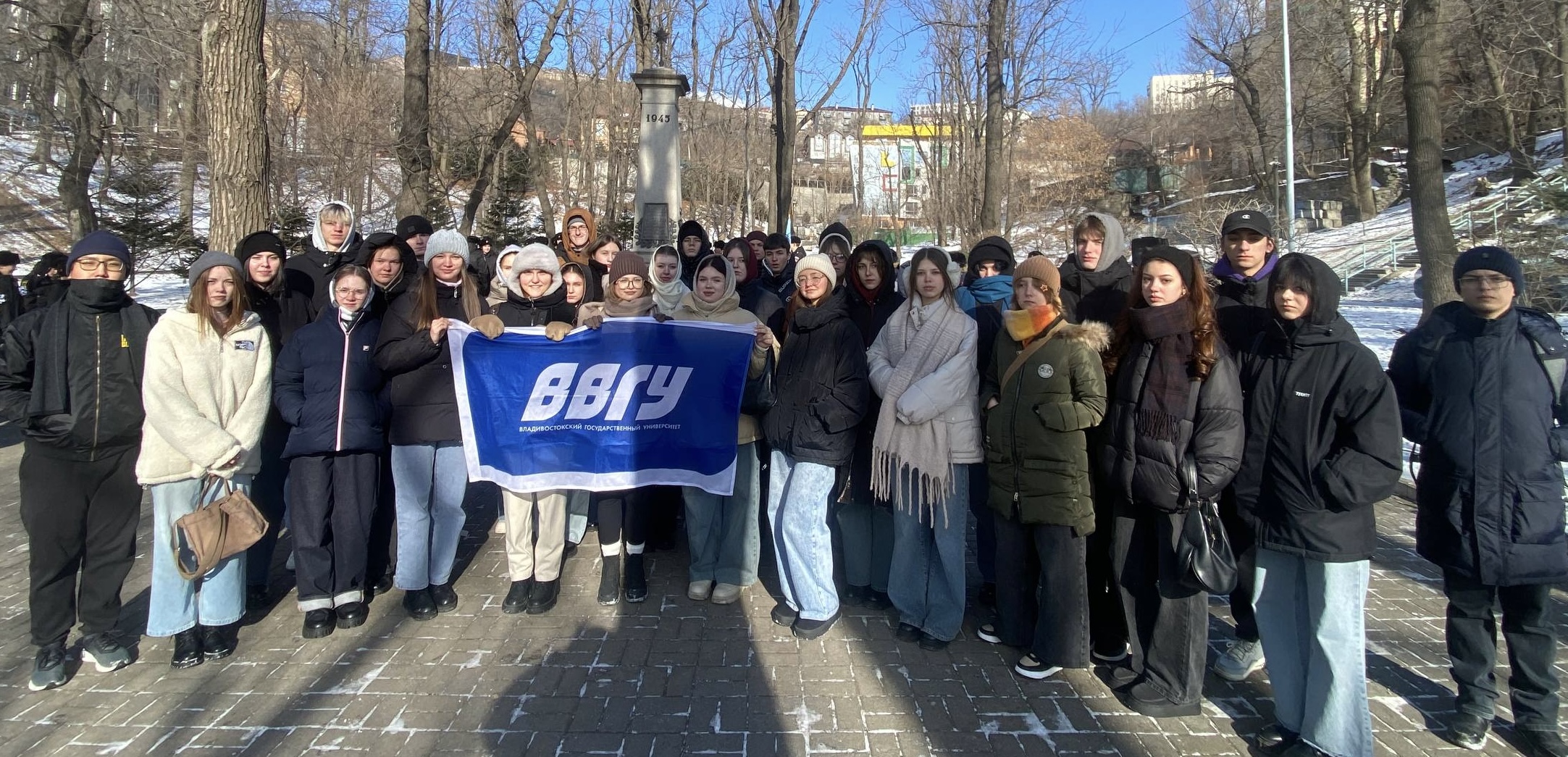 Студенты ВВГУ почтили память павших героев в День неизвестного солдата