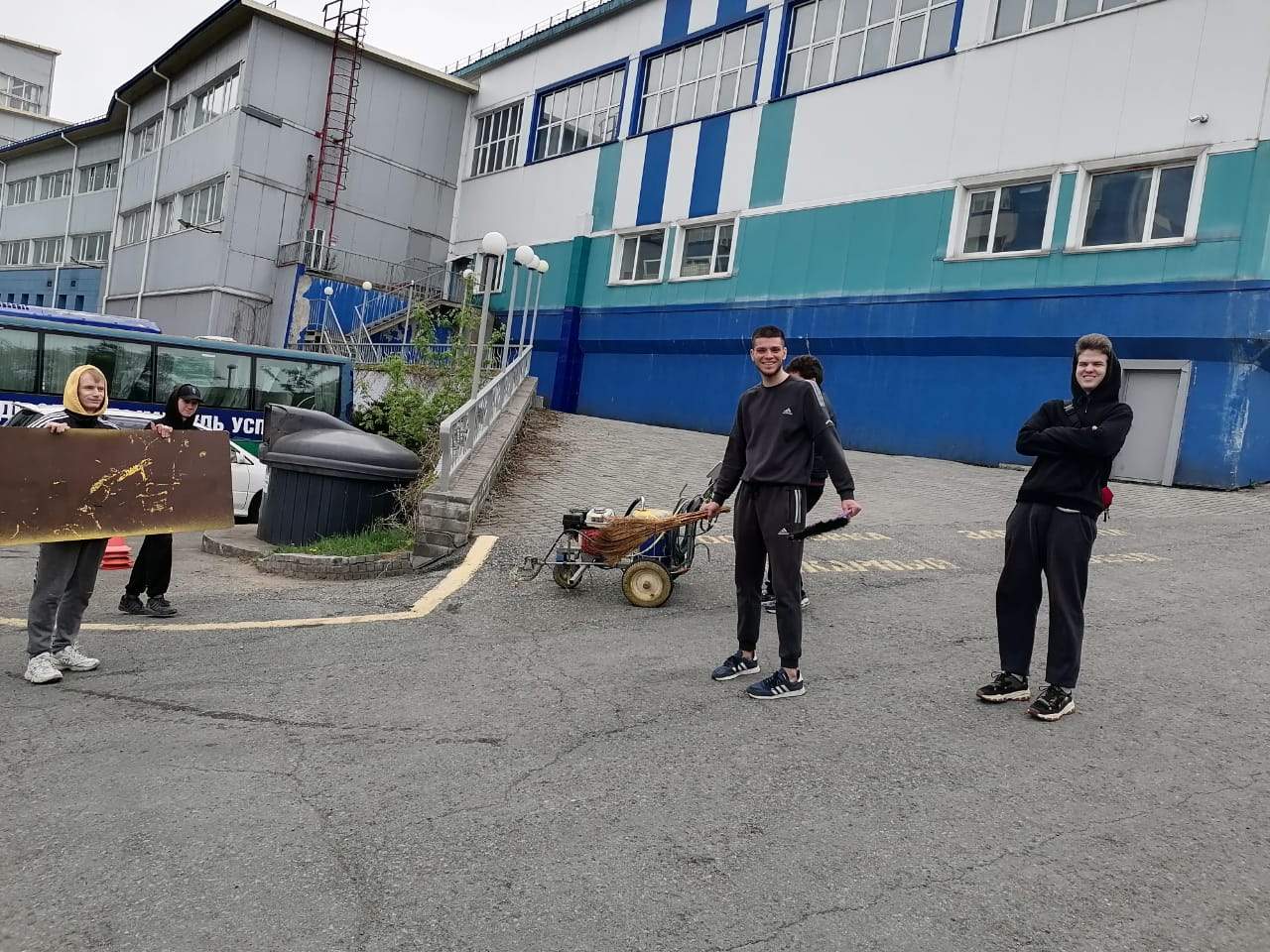 Студенты группы СО-РД-21 облагородили территорию ВУЗа